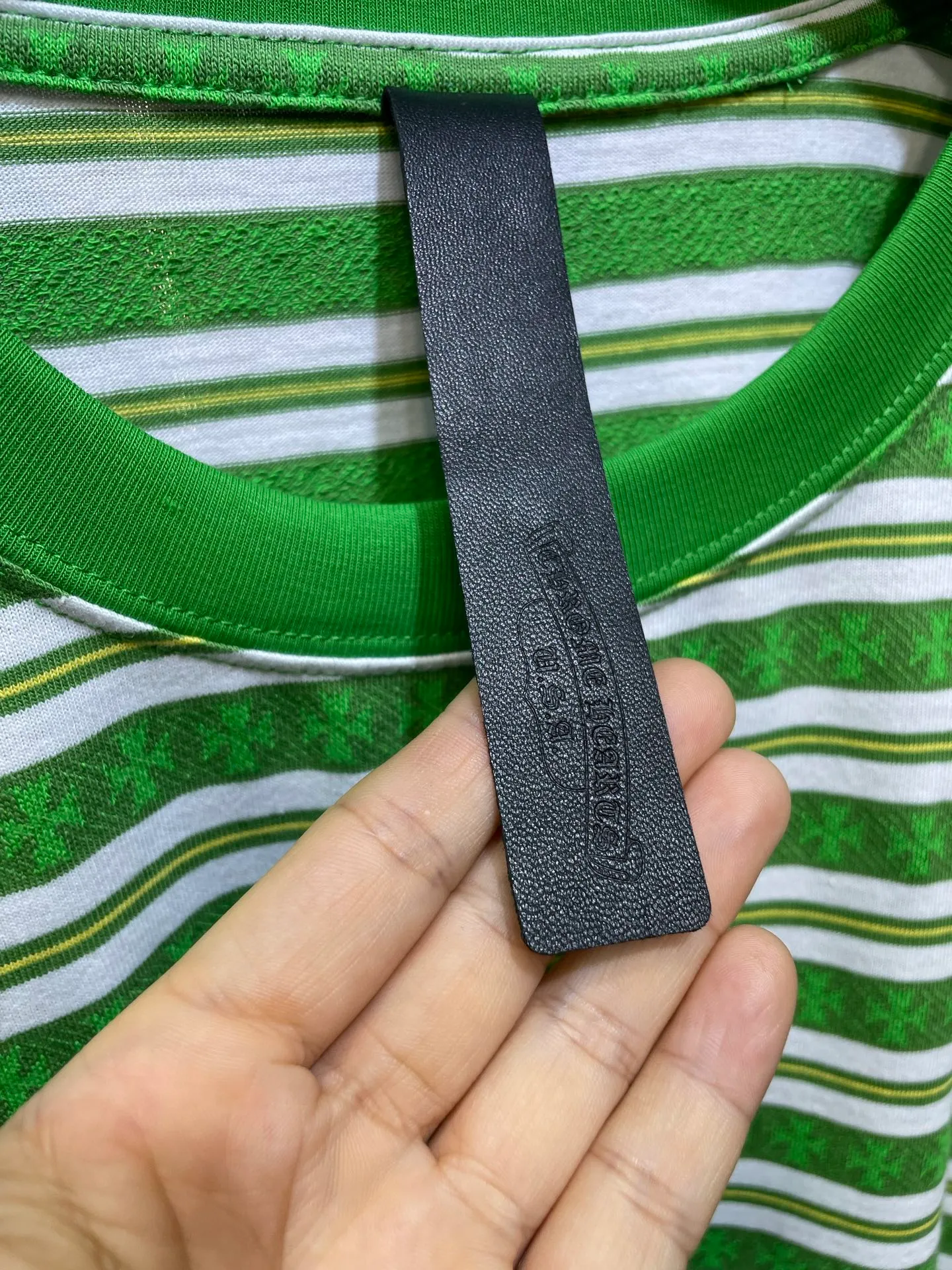 🅿️280 CH🌟【Top original order】Fully printed cross-dyed short sleeves The fabric is made of 26-count oe yarn, which is different from the 21s pure cotton yarn on the market. The different yarns on the market mean that the shape, size, and stitch length of the entire jacquard will be different from the original version. The whole piece has four colors, and they are all colored according to the Z sample. The fabric is printed. The dyeing cycle of Sehe yarn is about 30 days. The entire fabric is made by yarn-dyed jacquard technology. The embroidery thread is fixed-dyed 105d polyester thread, using imported No. 9 needles. The overall pattern density and line arc are basically consistent, and there are three customized accessories. size：s-l