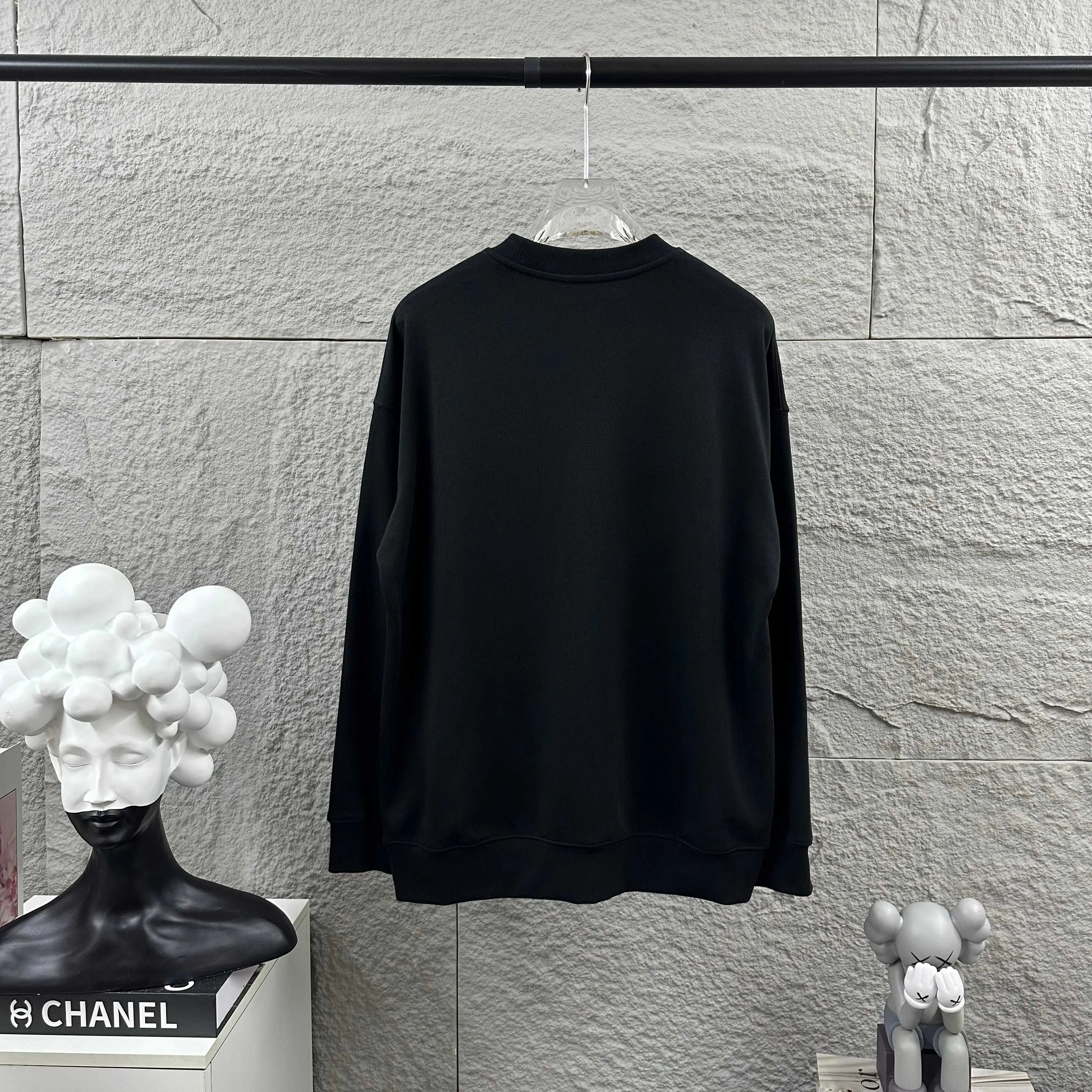 🅿️250 Chane*Chanel*er 2025 early autumn and winter new style, classic letter totem cross embroidery, custom terry fabric, long-sleeved round neck sweatshirt, same style for men and women. Size: S (90-130 pounds) M (120-150 pounds) L (140-165 pounds) XL (160-180 pounds) XXL (180-210 pounds) Color: black white