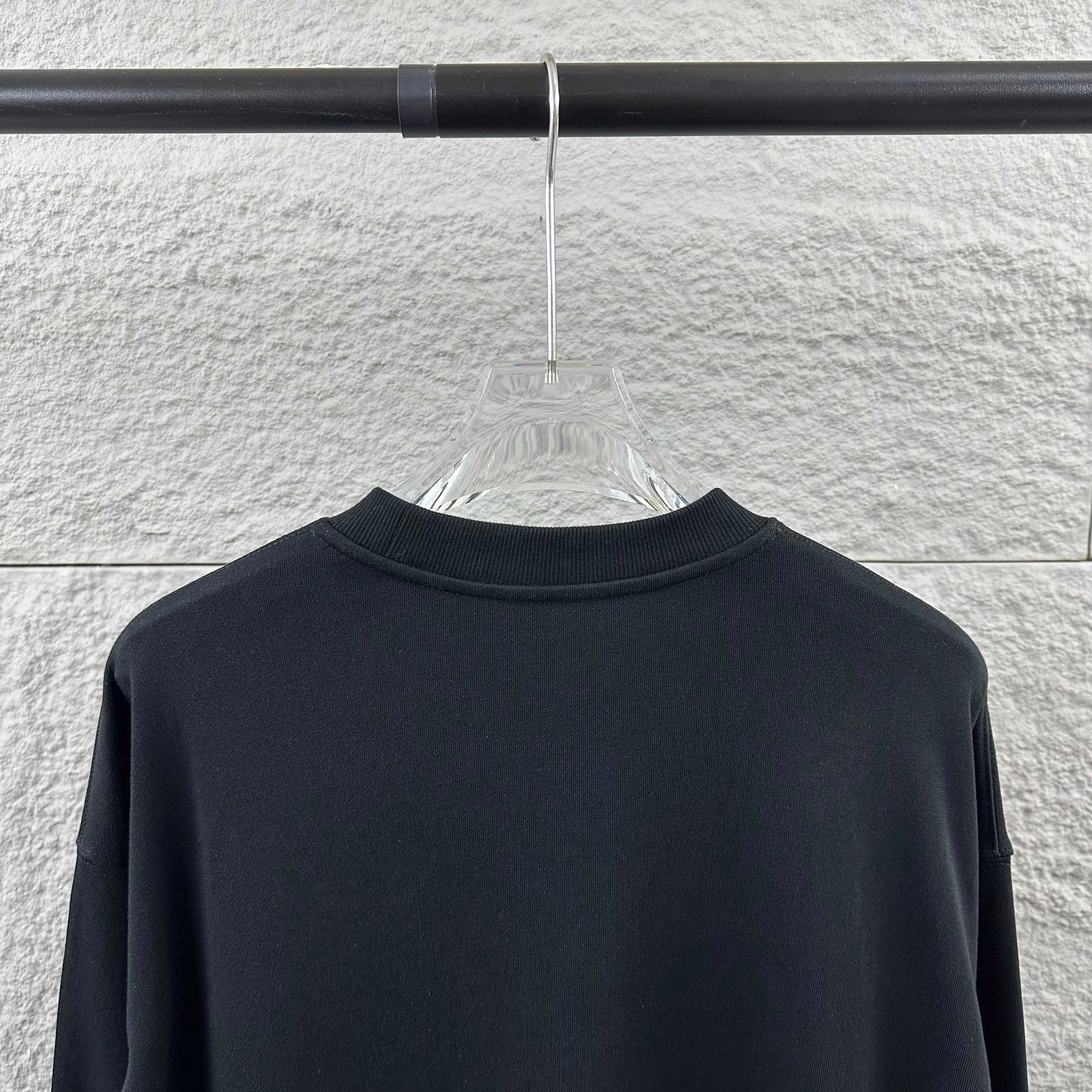 🅿️250 Chane*Chanel*er 2025 early autumn and winter new style, classic letter totem cross embroidery, custom terry fabric, long-sleeved round neck sweatshirt, same style for men and women. Size: S (90-130 pounds) M (120-150 pounds) L (140-165 pounds) XL (160-180 pounds) XXL (180-210 pounds) Color: black white
