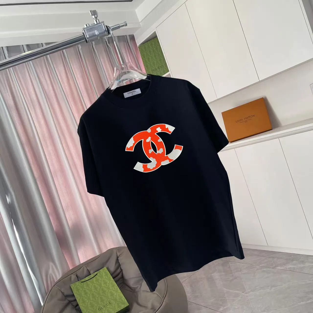 🅿️170 CHANE* Xiaoxiang 2025 Autumn New Style Double C Letter Logo Print Short Sleeve T-shirt Customized Fabric 300g Same Style for Men and Women Size: S M L XL XXL Five Codes Color: Black White Pink