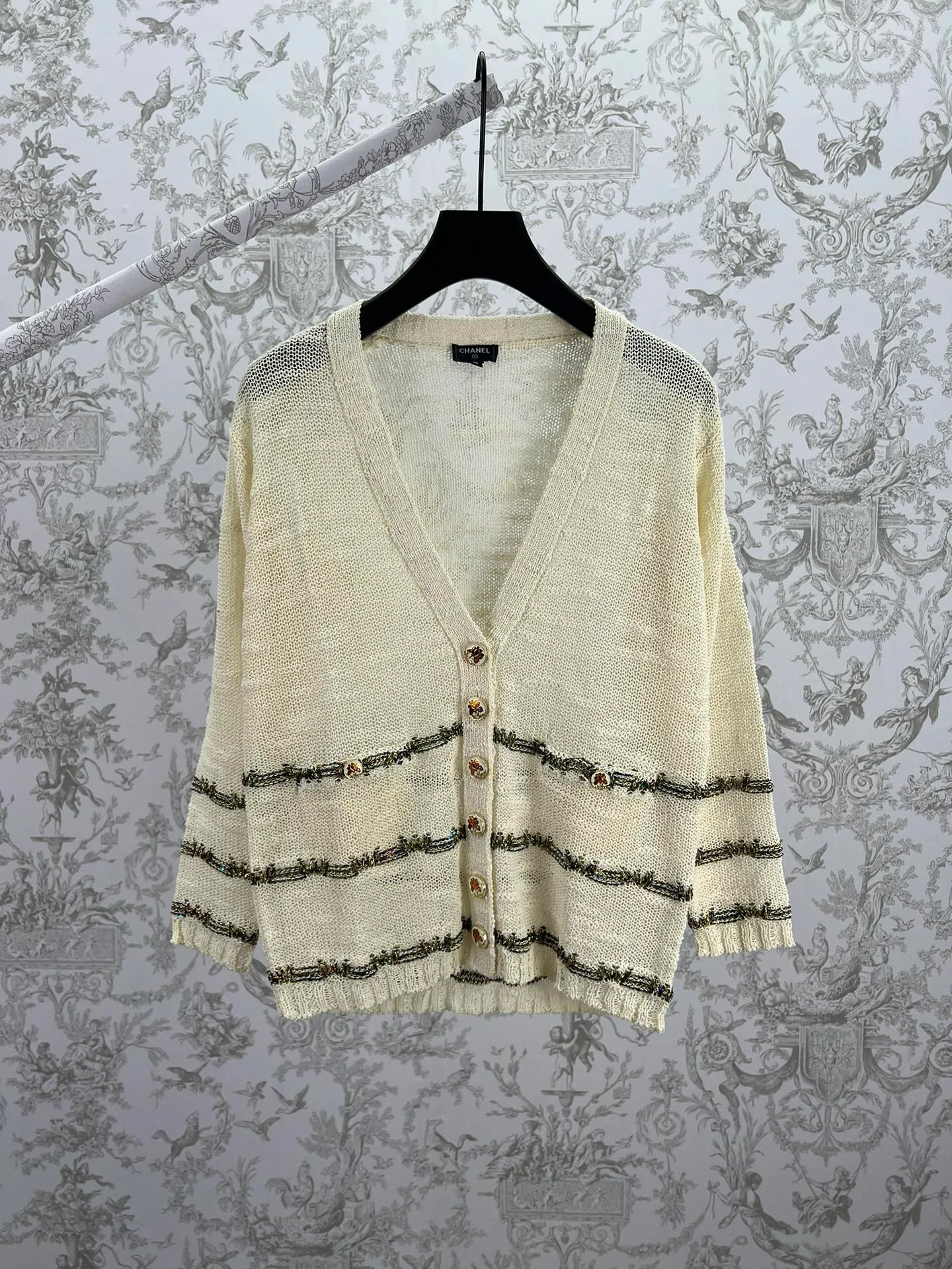 🅿️790 Chanel 25ss handmade series new v-neck knitted top decorated with heavy gold thread embroidery Code number: S.M.L.