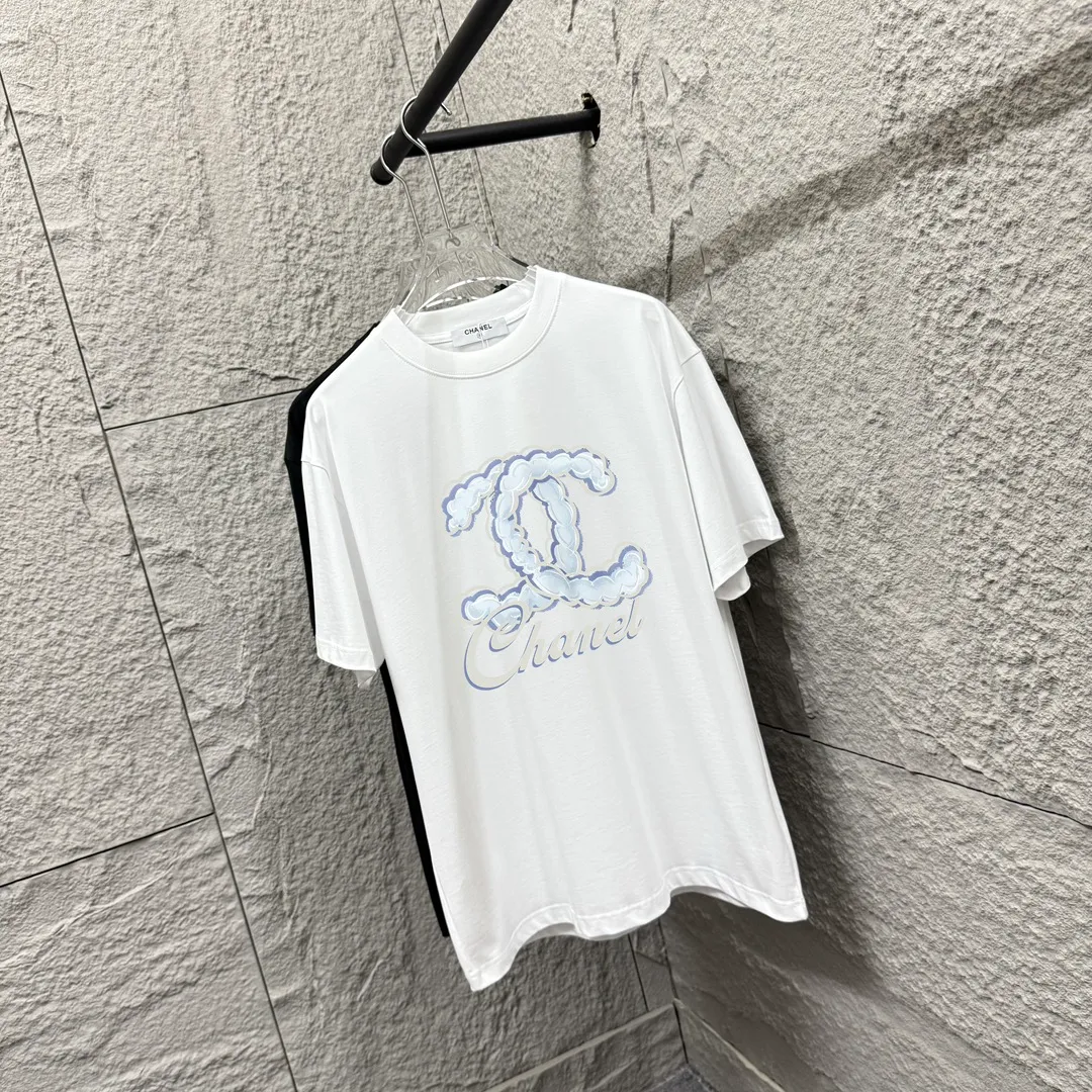 🅿️180 CHANE*Chanel*er 2025 spring and summer new style Classic cloud letter print Customized double yarn plain cotton fabric Short-sleeved T-shirt Unisex Size: S (90-130 catties) M (120-150 catties) L (140-165 catties) XL (160-180 catties) XXL (180-210 catties) Color: black white