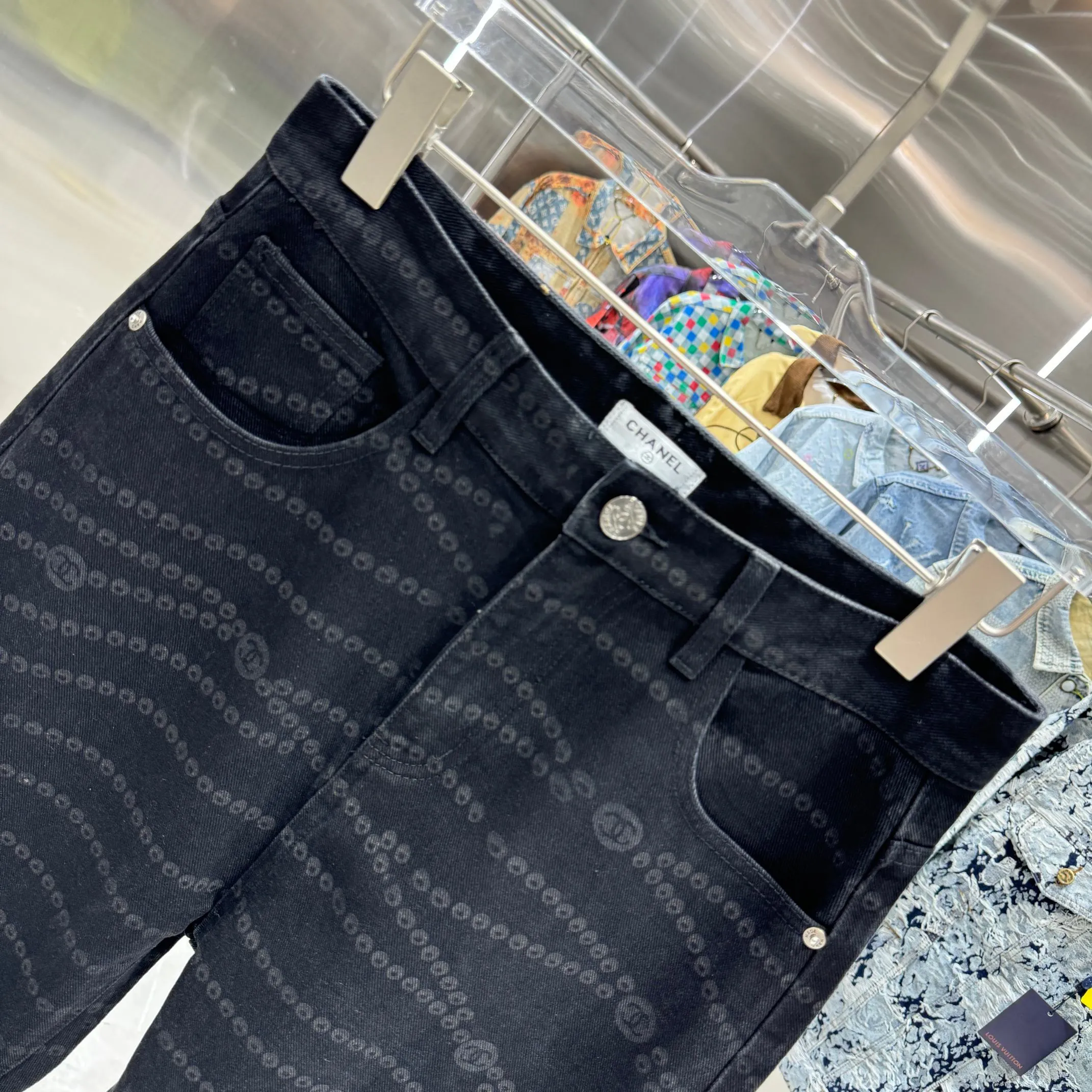 🅿️270 [New model on the shelves] 𝐂𝐇𝐀𝐍𝐄L 2025 spring and summer new jeans, Xiaoxiang trendy double C laser burning process! Original development of custom fabrics! A must-have item for Bai Fumei. The slimming artifact looks great on your upper body! Original customized high-weave organic cotton denim with soft and delicate texture! The nostalgic retro wash has a fashionable and high-end tone! The original customized perfect trousers make the upper body look slimmer! The quality of workmanship depends on the details. Color Black Size: 28 30 32 34 36