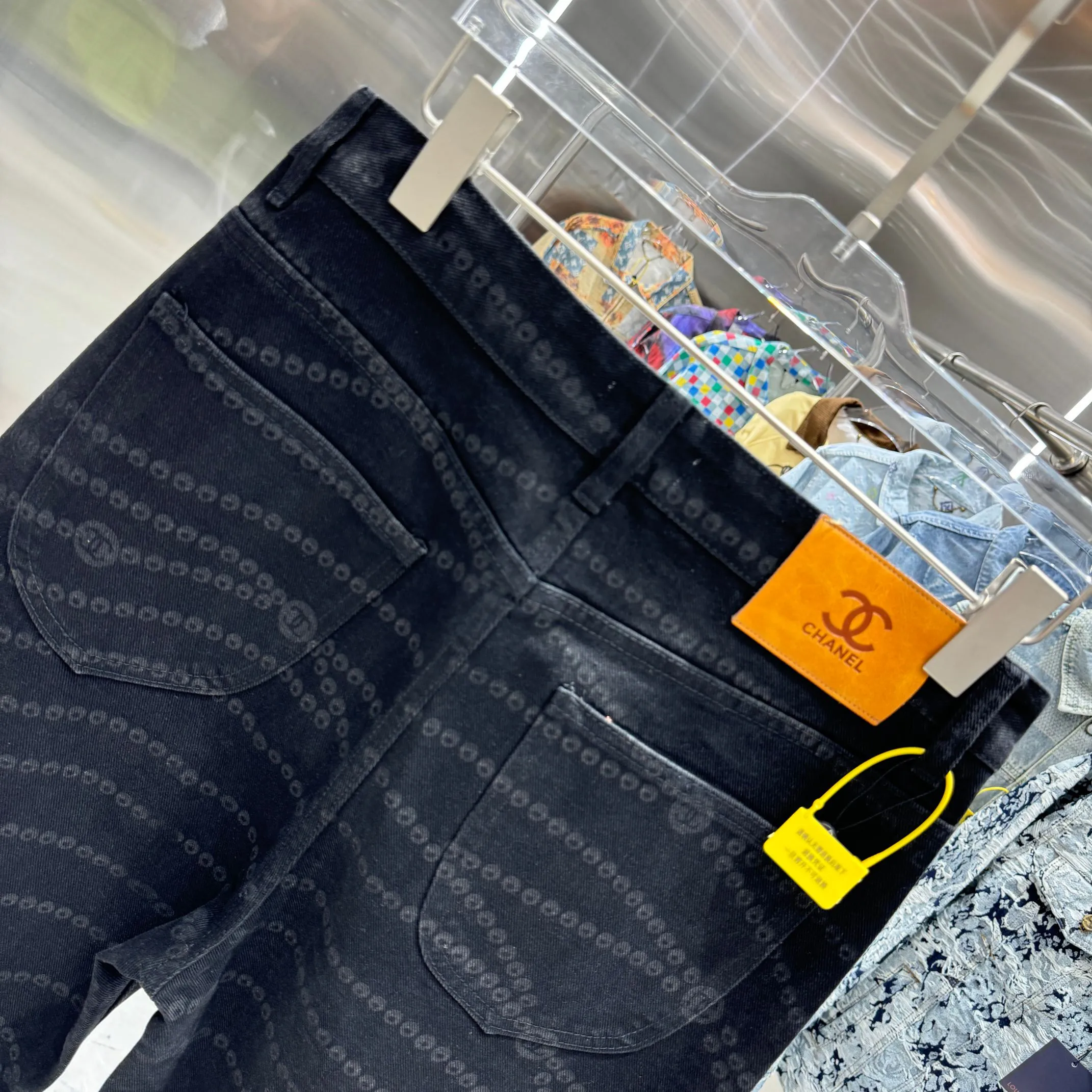 🅿️270 [New model on the shelves] 𝐂𝐇𝐀𝐍𝐄L 2025 spring and summer new jeans, Xiaoxiang trendy double C laser burning process! Original development of custom fabrics! A must-have item for Bai Fumei. The slimming artifact looks great on your upper body! Original customized high-weave organic cotton denim with soft and delicate texture! The nostalgic retro wash has a fashionable and high-end tone! The original customized perfect trousers make the upper body look slimmer! The quality of workmanship depends on the details. Color Black Size: 28 30 32 34 36