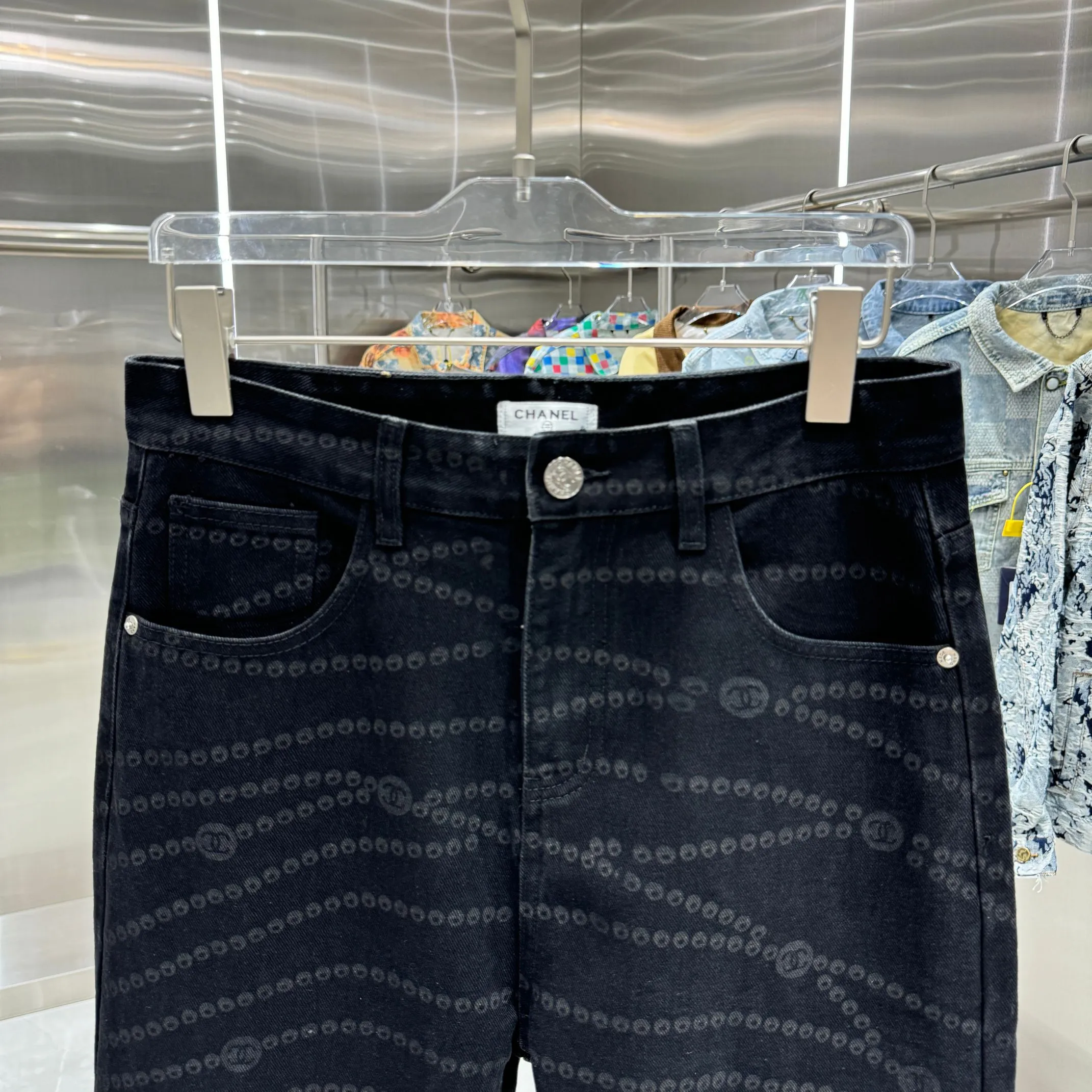 🅿️270 [New model on the shelves] 𝐂𝐇𝐀𝐍𝐄L 2025 spring and summer new jeans, Xiaoxiang trendy double C laser burning process! Original development of custom fabrics! A must-have item for Bai Fumei. The slimming artifact looks great on your upper body! Original customized high-weave organic cotton denim with soft and delicate texture! The nostalgic retro wash has a fashionable and high-end tone! The original customized perfect trousers make the upper body look slimmer! The quality of workmanship depends on the details. Color Black Size: 28 30 32 34 36