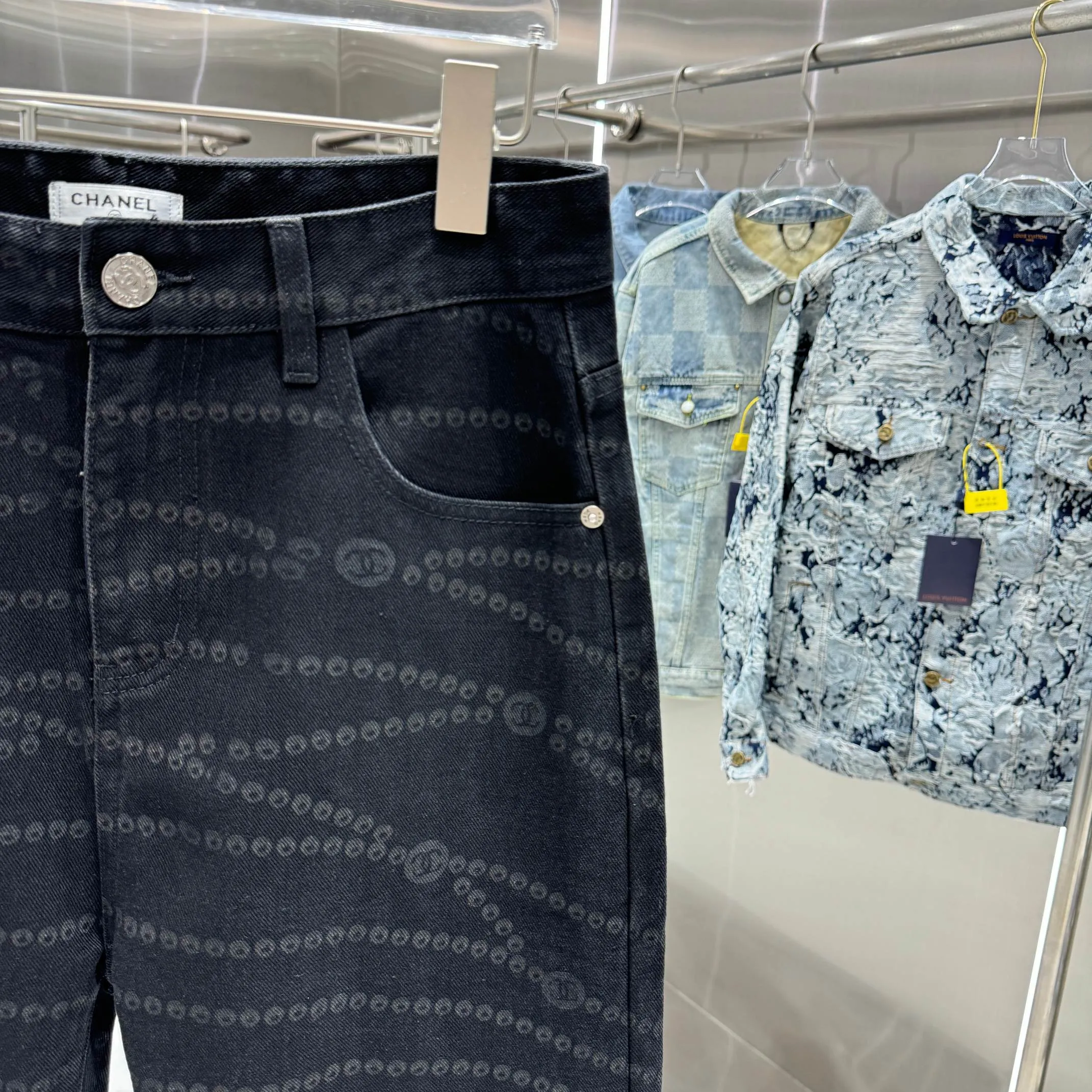 🅿️270 [New model on the shelves] 𝐂𝐇𝐀𝐍𝐄L 2025 spring and summer new jeans, Xiaoxiang trendy double C laser burning process! Original development of custom fabrics! A must-have item for Bai Fumei. The slimming artifact looks great on your upper body! Original customized high-weave organic cotton denim with soft and delicate texture! The nostalgic retro wash has a fashionable and high-end tone! The original customized perfect trousers make the upper body look slimmer! The quality of workmanship depends on the details. Color Black Size: 28 30 32 34 36