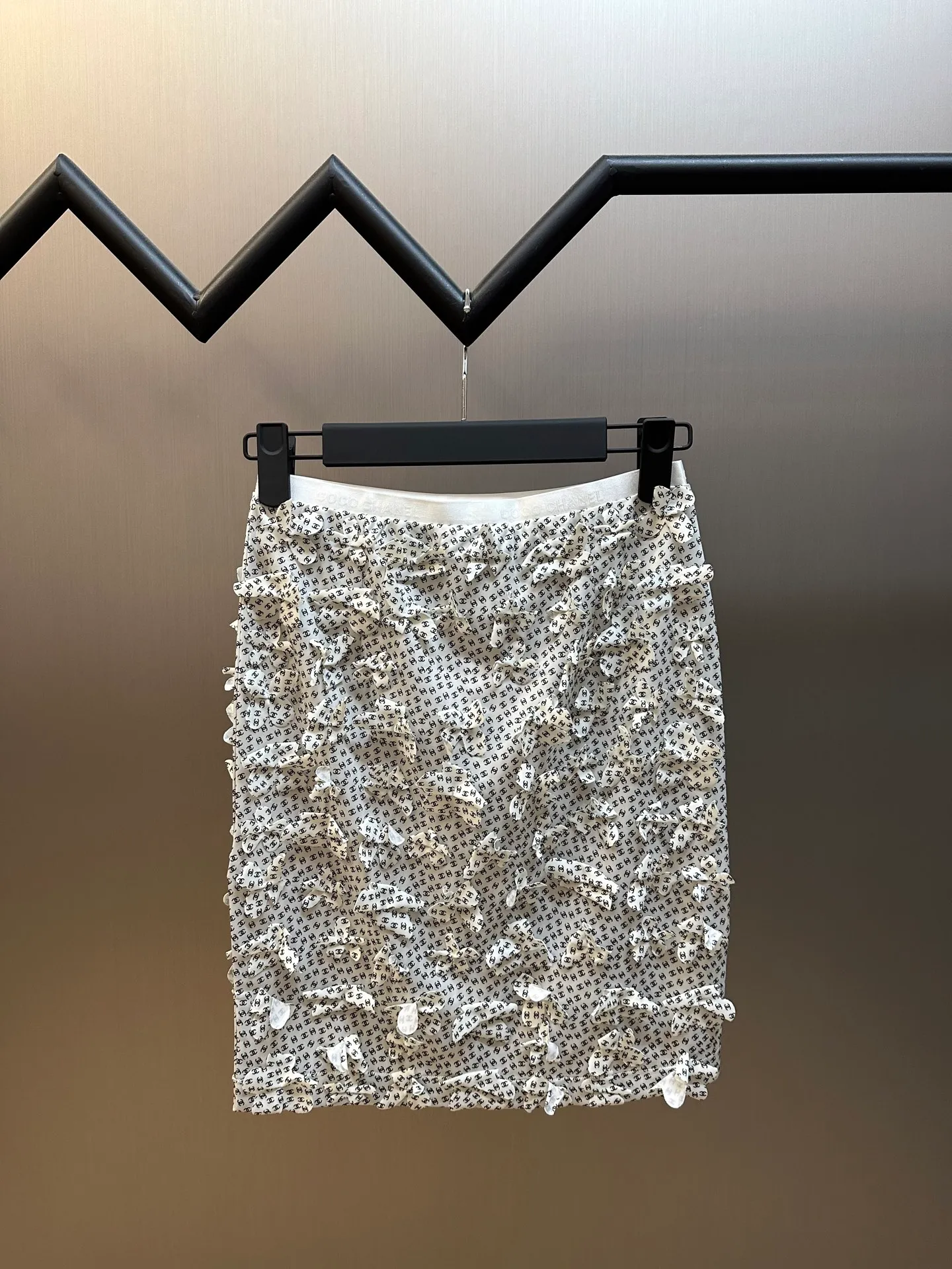 A set 🅿️920 (the set is not sold separately) Chanel beach style floral suit with small suspenders and short skirt, heavy craftsmanship, each flower is sewn by hand!  size：s m l