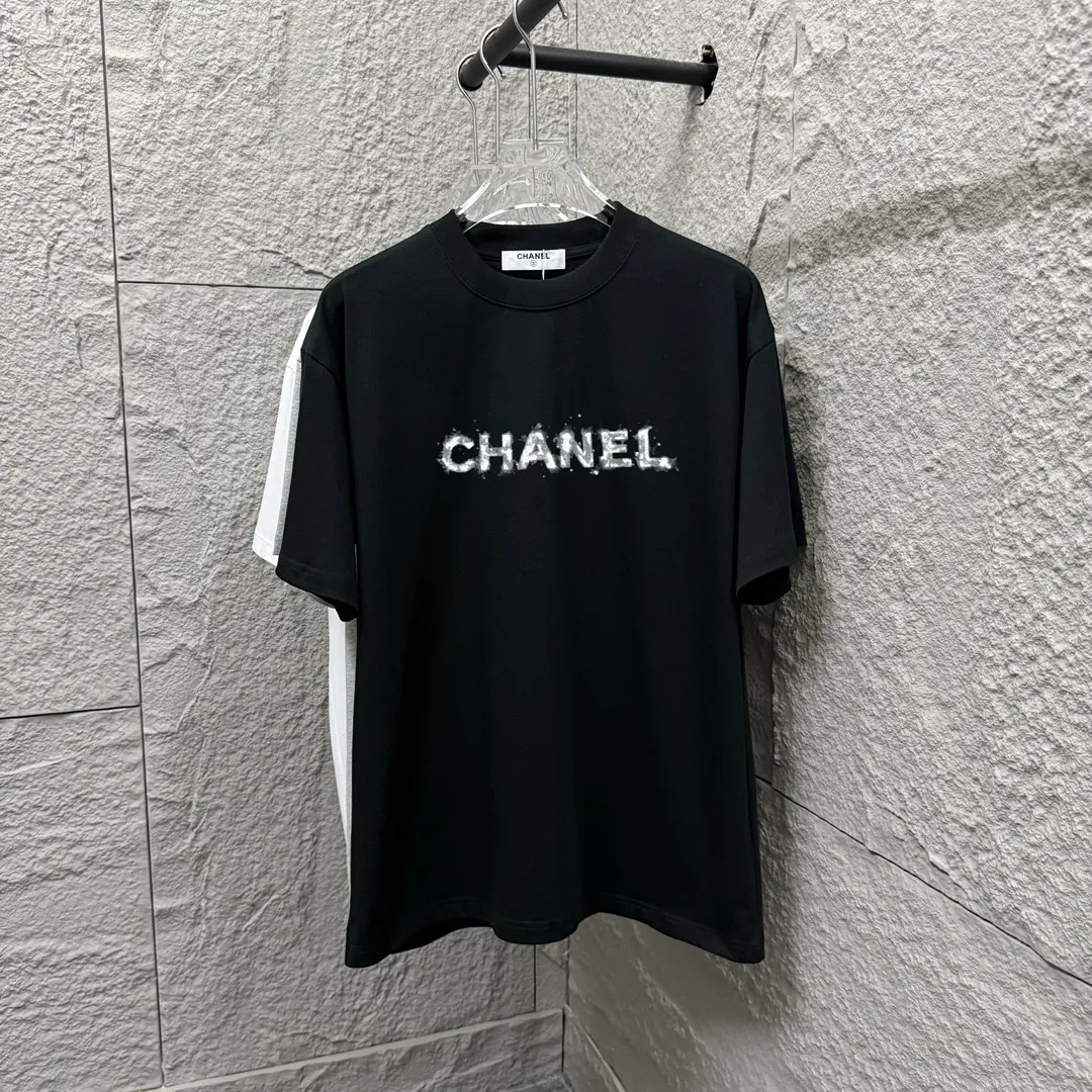 🅿️180 CHANE*Chanel*er 2025 spring and summer new style Classic letter printing Personalized printing on the back Customized double yarn plain cotton fabric Short-sleeved T-shirt Same style for men and women Size: S (90-130 catties) M (120-150 catties) L (140-165 catties) XL (160-180 catties) XXL (180-210 pounds) Color: black white