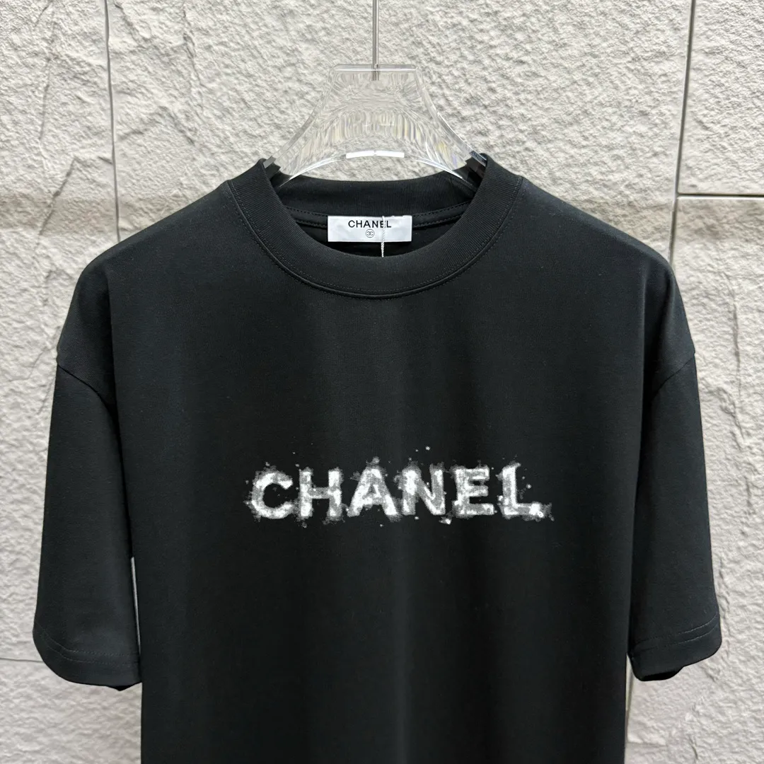 🅿️180 CHANE*Chanel*er 2025 spring and summer new style Classic letter printing Personalized printing on the back Customized double yarn plain cotton fabric Short-sleeved T-shirt Same style for men and women Size: S (90-130 catties) M (120-150 catties) L (140-165 catties) XL (160-180 catties) XXL (180-210 pounds) Color: black white