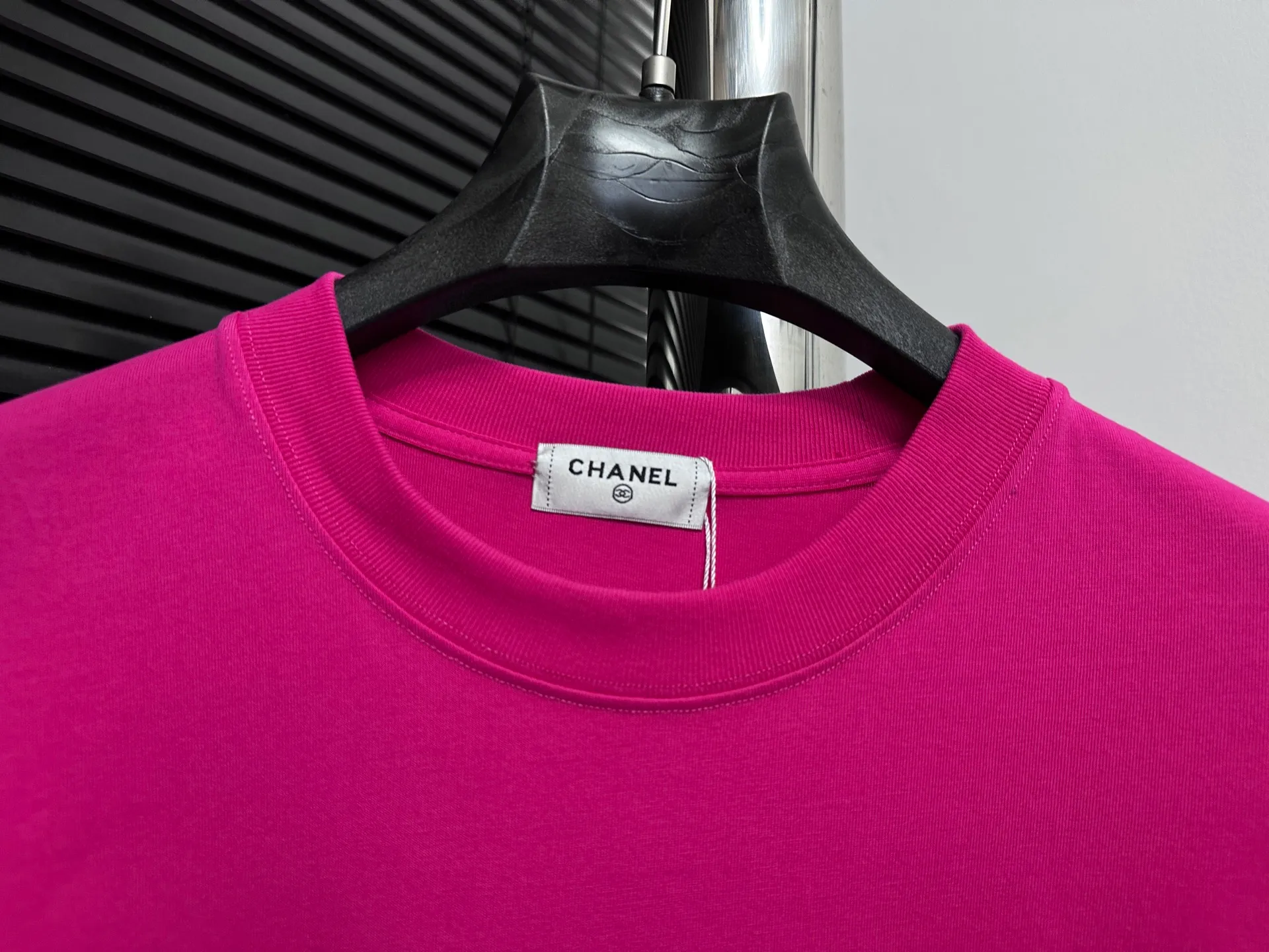 🅿️180 【ChaneL】Xiaoxiangfeng 25ss new round neck T-shirt. Pure cotton fabric, washed, soft and skin-friendly. The workmanship is meticulous, the thickness is moderate, the shape is simple and refined, independent and elegant. The same style for men and women, loose fit, fashionable and versatile for all ages. Color: Black White Rose Size: S-XL