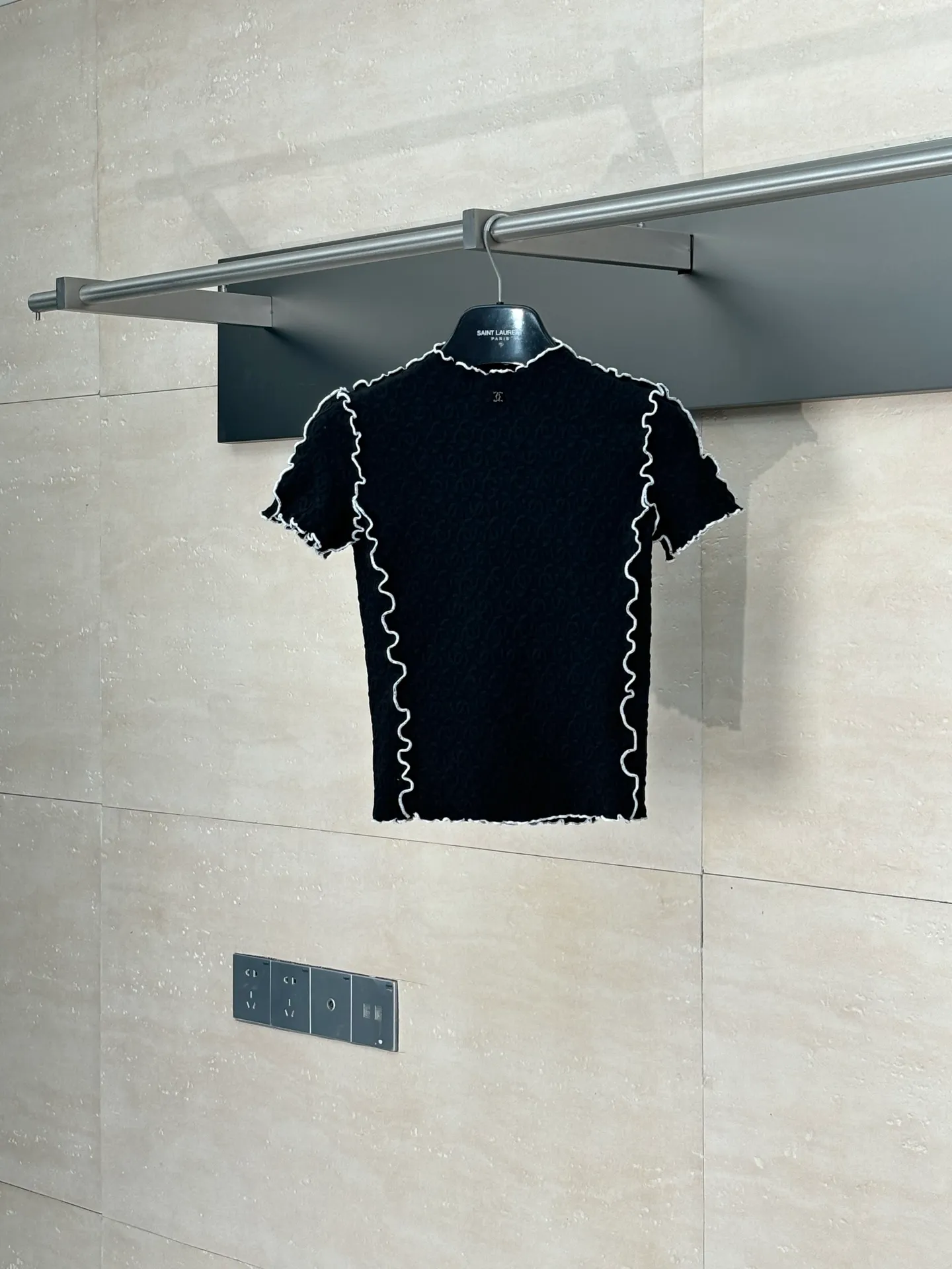 🅿️300 Chanel*/Chanel 25Ss new stand-up collar lace slim short sleeves. Customized imported materials, heavy craftsmanship. Presenting three-dimensional concave and convex double C texture, soft and comfortable, stand-up collar short-sleeved cut. Black and white contrasting colors outline the fungus lace outline, adding exquisite tonality. Three-dimensional double C texture throughout the body, fitting the body shape and making you slimmer. Decorated with double C logo on the chest to show the brand tonality. Versatile style regardless of age and skin color, match with skirts and trousers. Suitable for age-reducing fashionable western style Size: 36/38/40