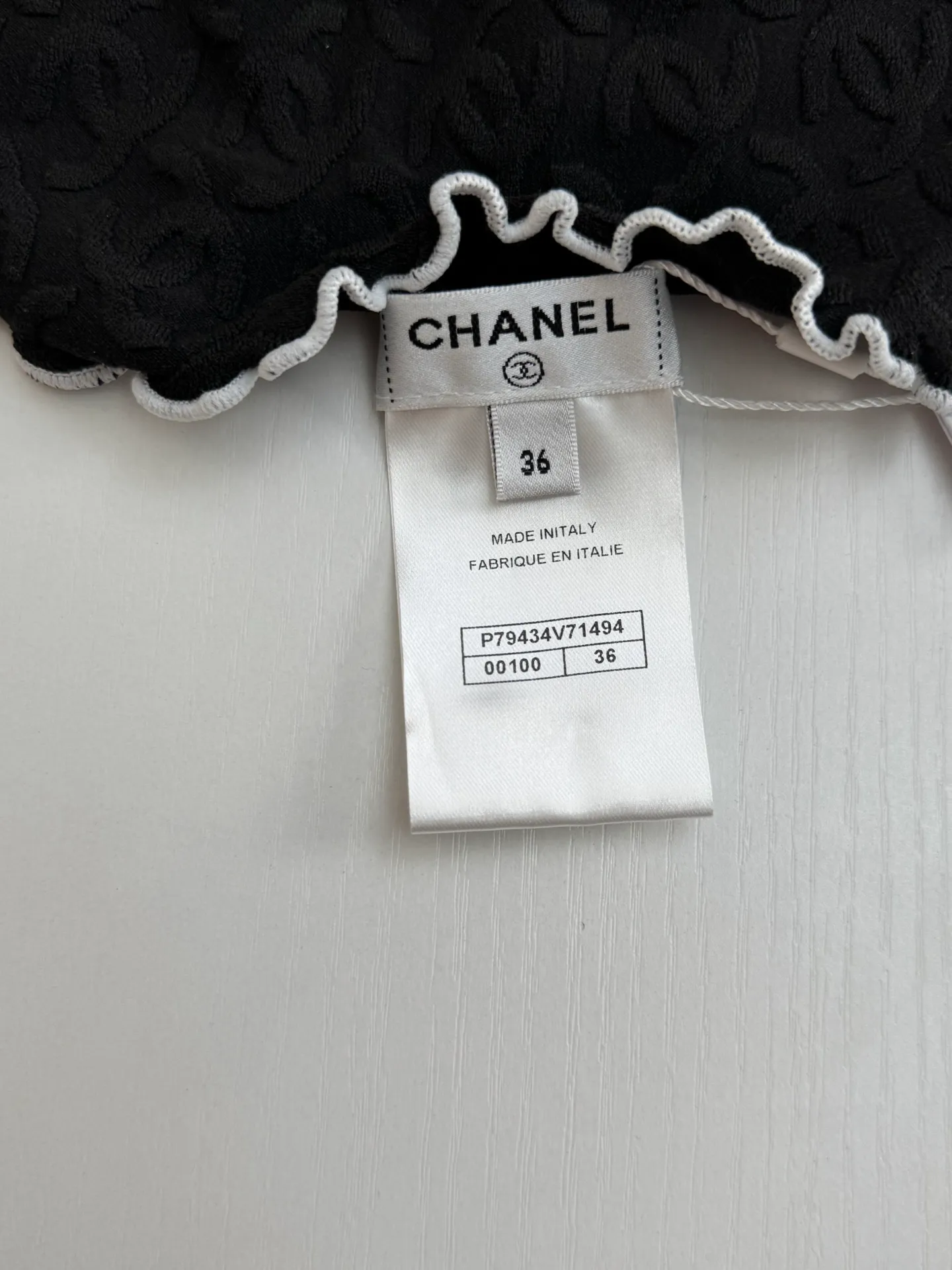 🅿️300 Chanel*/Chanel 25Ss new stand-up collar lace slim short sleeves. Customized imported materials, heavy craftsmanship. Presenting three-dimensional concave and convex double C texture, soft and comfortable, stand-up collar short-sleeved cut. Black and white contrasting colors outline the fungus lace outline, adding exquisite tonality. Three-dimensional double C texture throughout the body, fitting the body shape and making you slimmer. Decorated with double C logo on the chest to show the brand tonality. Versatile style regardless of age and skin color, match with skirts and trousers. Suitable for age-reducing fashionable western style Size: 36/38/40