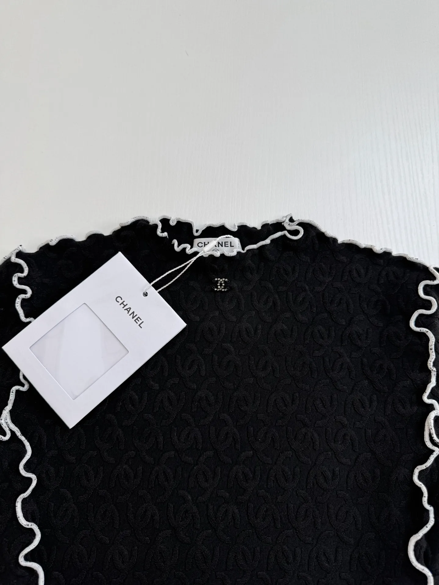 🅿️300 Chanel*/Chanel 25Ss new stand-up collar lace slim short sleeves. Customized imported materials, heavy craftsmanship. Presenting three-dimensional concave and convex double C texture, soft and comfortable, stand-up collar short-sleeved cut. Black and white contrasting colors outline the fungus lace outline, adding exquisite tonality. Three-dimensional double C texture throughout the body, fitting the body shape and making you slimmer. Decorated with double C logo on the chest to show the brand tonality. Versatile style regardless of age and skin color, match with skirts and trousers. Suitable for age-reducing fashionable western style Size: 36/38/40