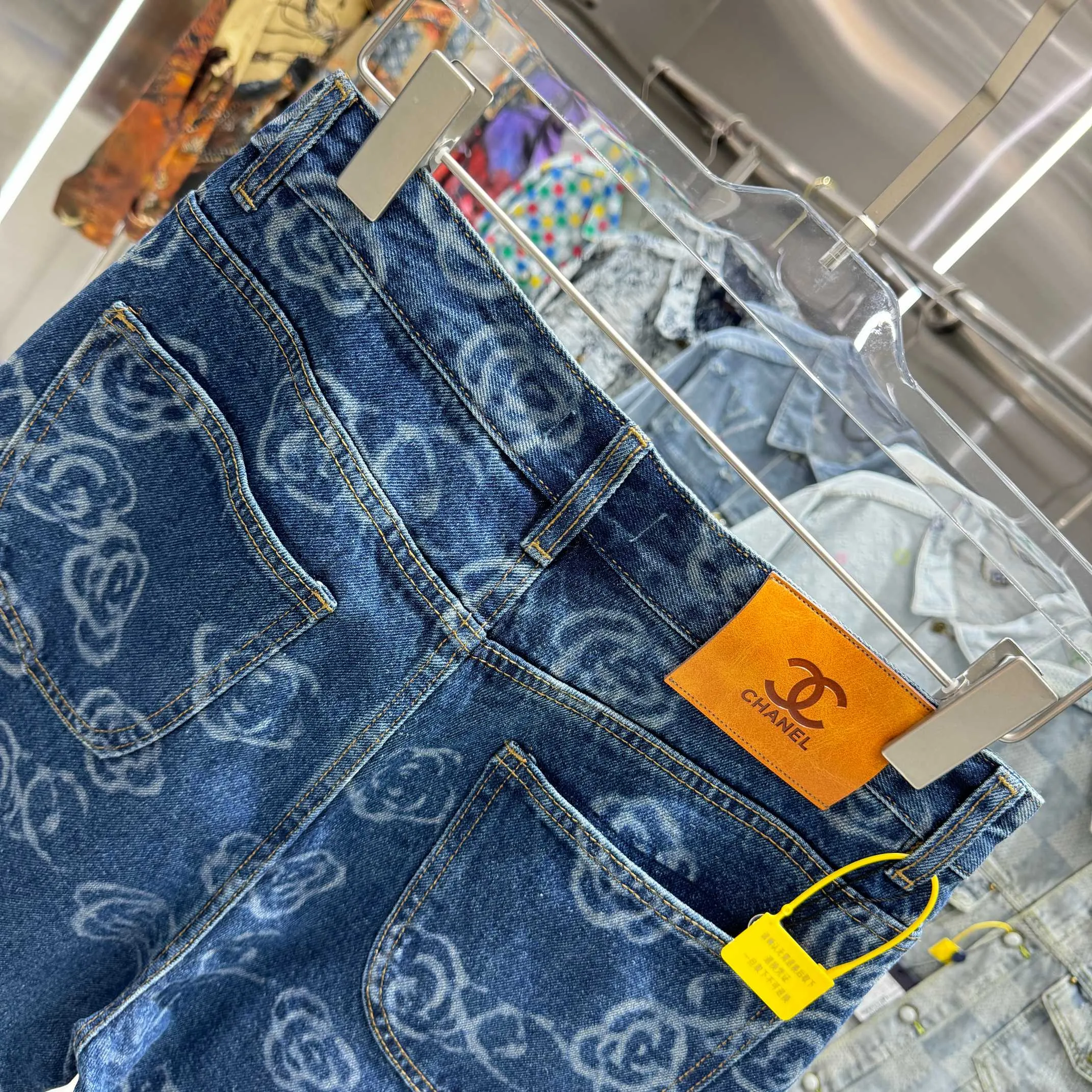 🅿️270 Chanel 25 new products, jeans with letters sprayed all over the body! Specific latest brand leather label blockbuster item ~ private channel rare product! No matter from the pattern, fabric or small details of hardware accessories, you can't be picky! Customer-supplied hardware accessories Imported customer-supplied custom-woven denim cotton fabric, fashionable and individual. Super versatile and good-looking, a must-have for everyone. Very good-looking Size: 28 30 32 34 36 Color: dark blue