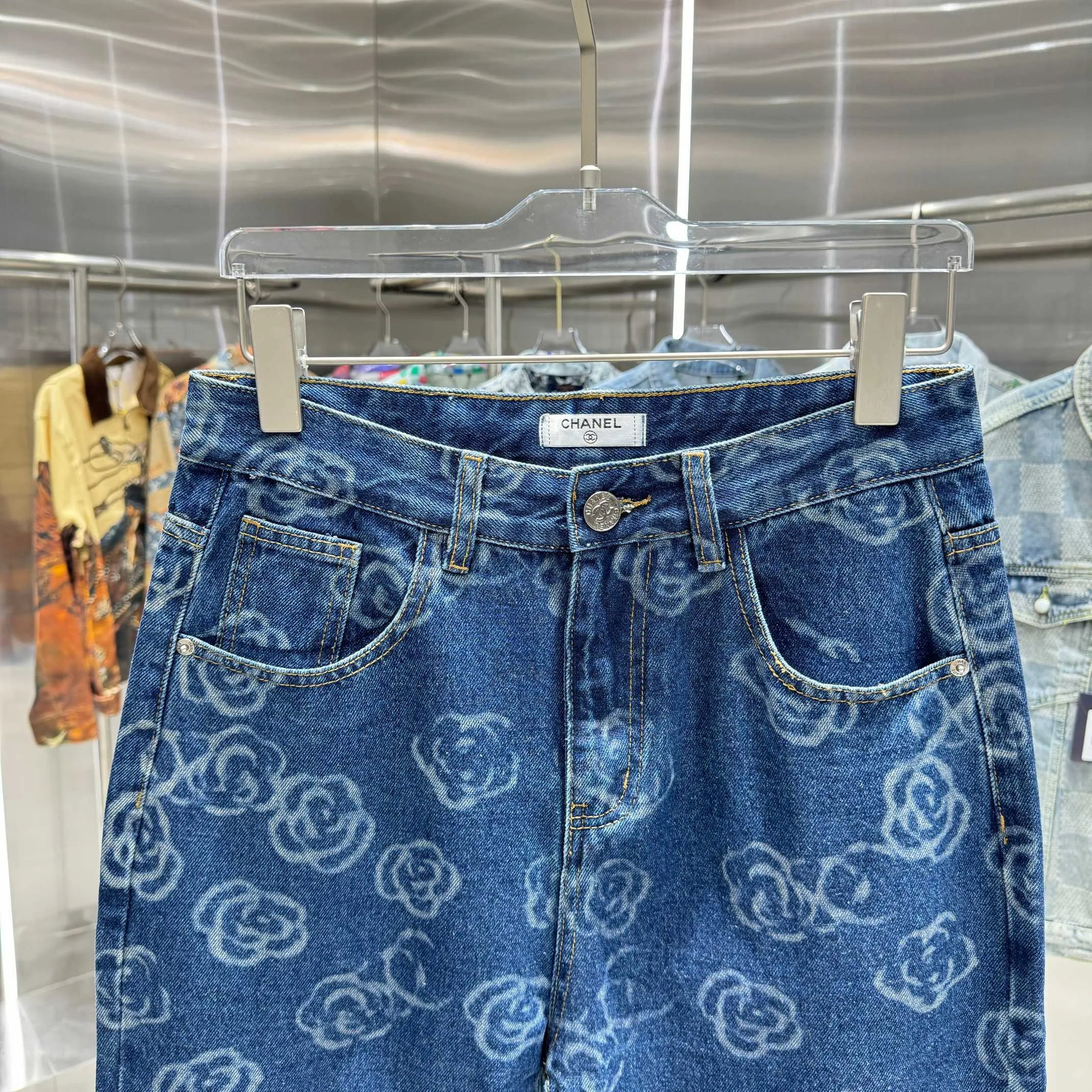 🅿️270 Chanel 25 new products, jeans with letters sprayed all over the body! Specific latest brand leather label blockbuster item ~ private channel rare product! No matter from the pattern, fabric or small details of hardware accessories, you can't be picky! Customer-supplied hardware accessories Imported customer-supplied custom-woven denim cotton fabric, fashionable and individual. Super versatile and good-looking, a must-have for everyone. Very good-looking Size: 28 30 32 34 36 Color: dark blue