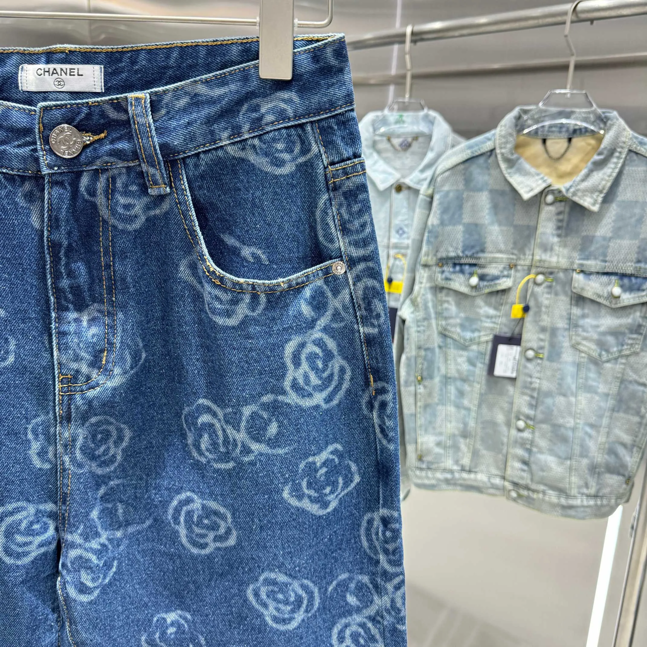 🅿️270 Chanel 25 new products, jeans with letters sprayed all over the body! Specific latest brand leather label blockbuster item ~ private channel rare product! No matter from the pattern, fabric or small details of hardware accessories, you can't be picky! Customer-supplied hardware accessories Imported customer-supplied custom-woven denim cotton fabric, fashionable and individual. Super versatile and good-looking, a must-have for everyone. Very good-looking Size: 28 30 32 34 36 Color: dark blue