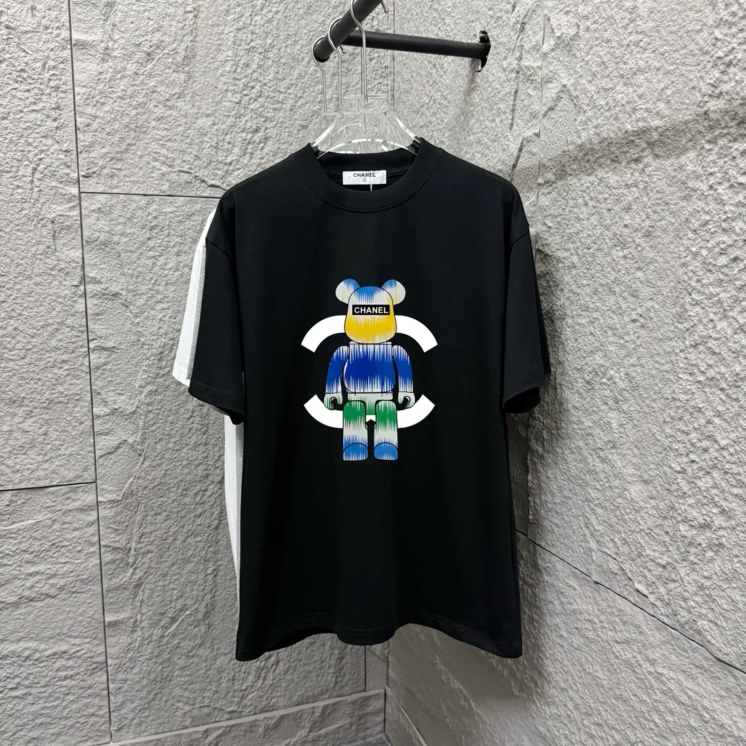 🅿️180 CHANE*Chanel*er 2025 spring and summer new style Classic co-branded doll print Customized double yarn plain cotton fabric Short-sleeved T-shirt Unisex Color: Black White Size: S (90-130 catties) M (120-150 catties) L (140-165 catties) XL (160-180 catties) XXL (180-210 pounds)