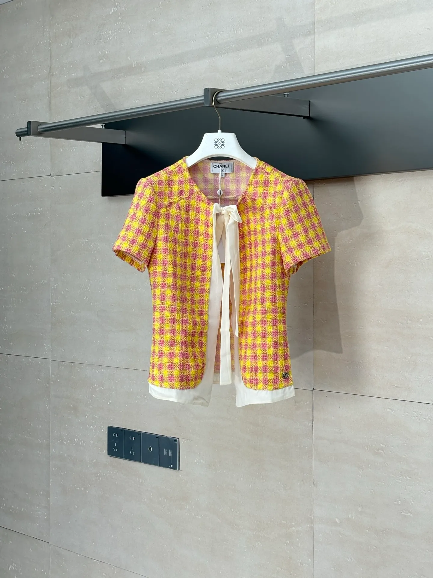 🅿️450 Chanel*/Chanel 25Ss new plaid ribbon top and skirt suit. Imported wool woolen material, high-end texture, full appearance. The shoulder design fits the human body, making the figure more slender and straight. The red and yellow plaid pattern is used throughout the body to add a sense of youth and sophistication. With ribbons and hemming on the front of the same material, the celebrity atmosphere is highlighted. Paired with the same series of skirts, the outer skirt details echo Two-piece slit design on the front, combined with a detachable petticoat for cover. The bird buckle perfectly embodies the elegance and sense of gold. The complete set is noble and classy, playful and age-reducing. The best choice for formal occasions. Size: S/M/L
