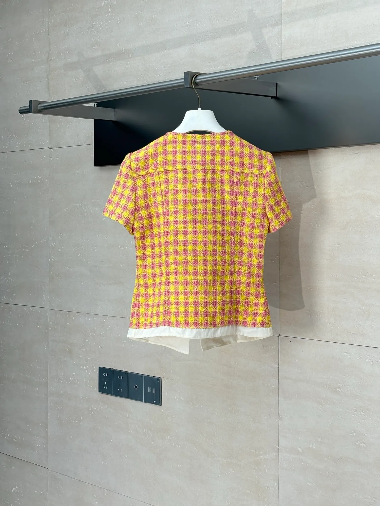 🅿️450 Chanel*/Chanel 25Ss new plaid ribbon top and skirt suit. Imported wool woolen material, high-end texture, full appearance. The shoulder design fits the human body, making the figure more slender and straight. The red and yellow plaid pattern is used throughout the body to add a sense of youth and sophistication. With ribbons and hemming on the front of the same material, the celebrity atmosphere is highlighted. Paired with the same series of skirts, the outer skirt details echo Two-piece slit design on the front, combined with a detachable petticoat for cover. The bird buckle perfectly embodies the elegance and sense of gold. The complete set is noble and classy, playful and age-reducing. The best choice for formal occasions. Size: S/M/L