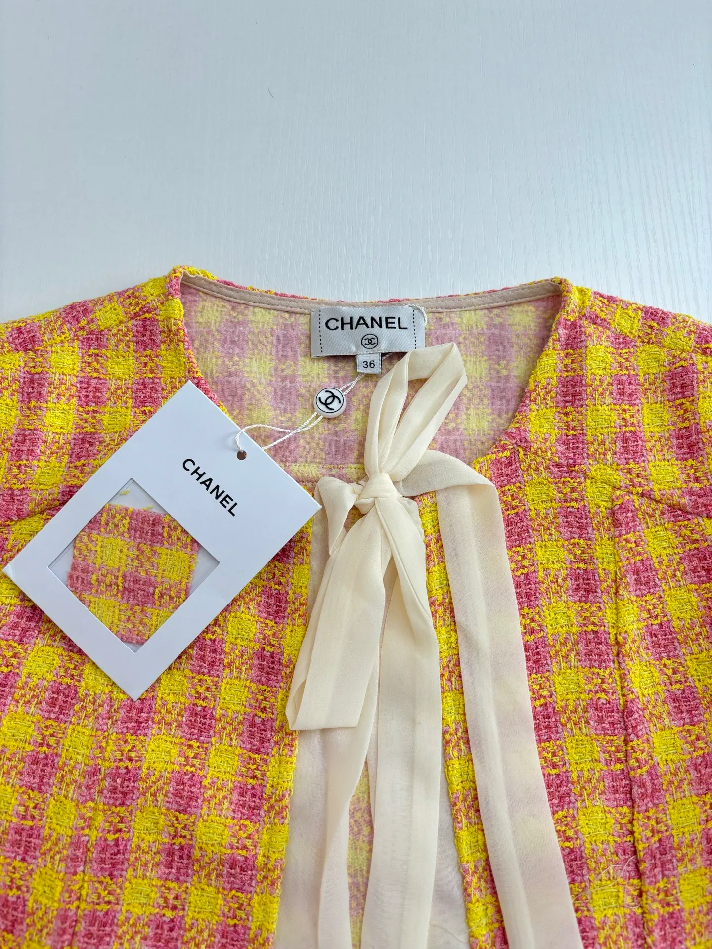 🅿️450 Chanel*/Chanel 25Ss new plaid ribbon top and skirt suit. Imported wool woolen material, high-end texture, full appearance. The shoulder design fits the human body, making the figure more slender and straight. The red and yellow plaid pattern is used throughout the body to add a sense of youth and sophistication. With ribbons and hemming on the front of the same material, the celebrity atmosphere is highlighted. Paired with the same series of skirts, the outer skirt details echo Two-piece slit design on the front, combined with a detachable petticoat for cover. The bird buckle perfectly embodies the elegance and sense of gold. The complete set is noble and classy, playful and age-reducing. The best choice for formal occasions. Size: S/M/L