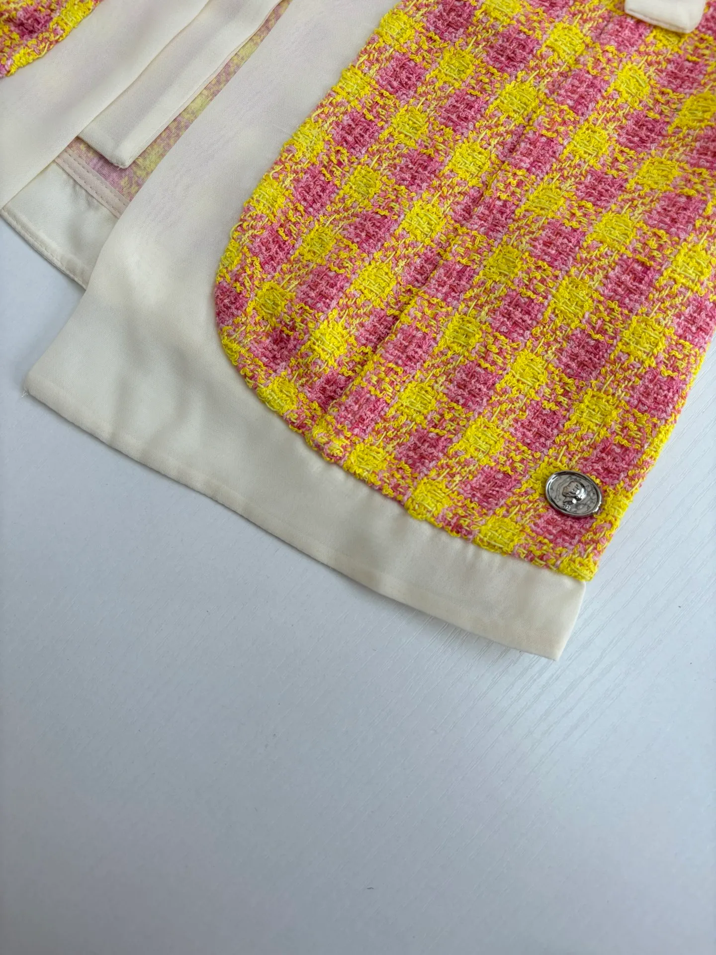 🅿️450 Chanel*/Chanel 25Ss new plaid ribbon top and skirt suit. Imported wool woolen material, high-end texture, full appearance. The shoulder design fits the human body, making the figure more slender and straight. The red and yellow plaid pattern is used throughout the body to add a sense of youth and sophistication. With ribbons and hemming on the front of the same material, the celebrity atmosphere is highlighted. Paired with the same series of skirts, the outer skirt details echo Two-piece slit design on the front, combined with a detachable petticoat for cover. The bird buckle perfectly embodies the elegance and sense of gold. The complete set is noble and classy, playful and age-reducing. The best choice for formal occasions. Size: S/M/L