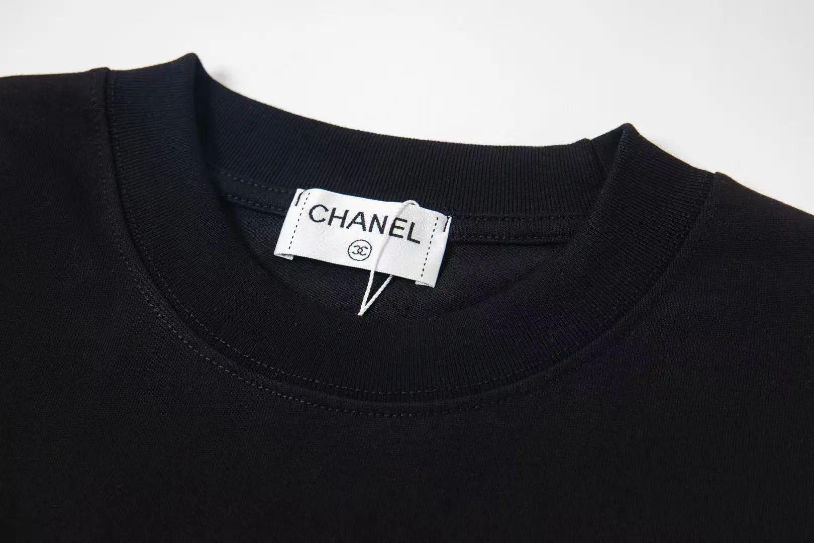 🅿️170 CHanel/Chanel 25ss logo couple style short-sleeved T-shirt. The fabric is 260g double sand pure cotton. It feels very comfortable, fashionable and personalized. It is a super versatile and good-looking T-shirt. It is very suitable for both men and women. It is a must-have for everyone. Packaging, tag, collar label, washed wheat, complete 👍 Color: black, white Size: XS-L
