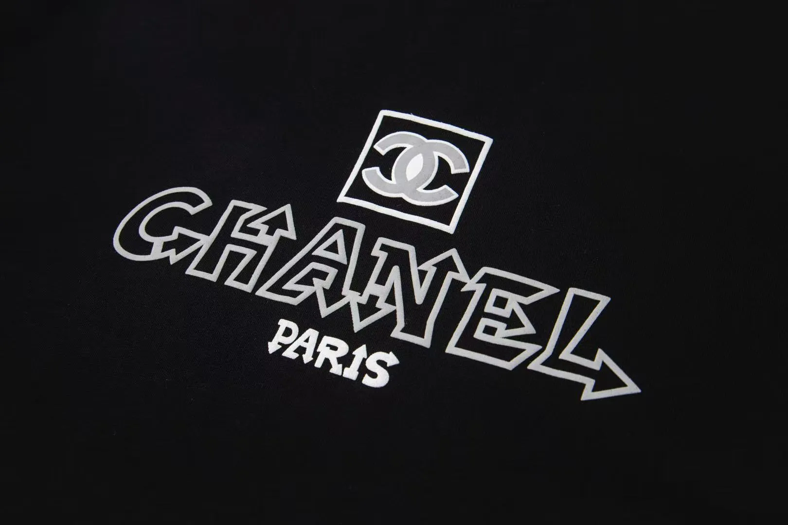 🅿️170 CHanel/Chanel 25ss logo couple style short-sleeved T-shirt. The fabric is 260g double sand pure cotton. It feels very comfortable, fashionable and personalized. It is a super versatile and good-looking T-shirt. It is very suitable for both men and women. It is a must-have for everyone. Packaging, tag, collar label, washed wheat, complete 👍 Color: black, white Size: XS-L