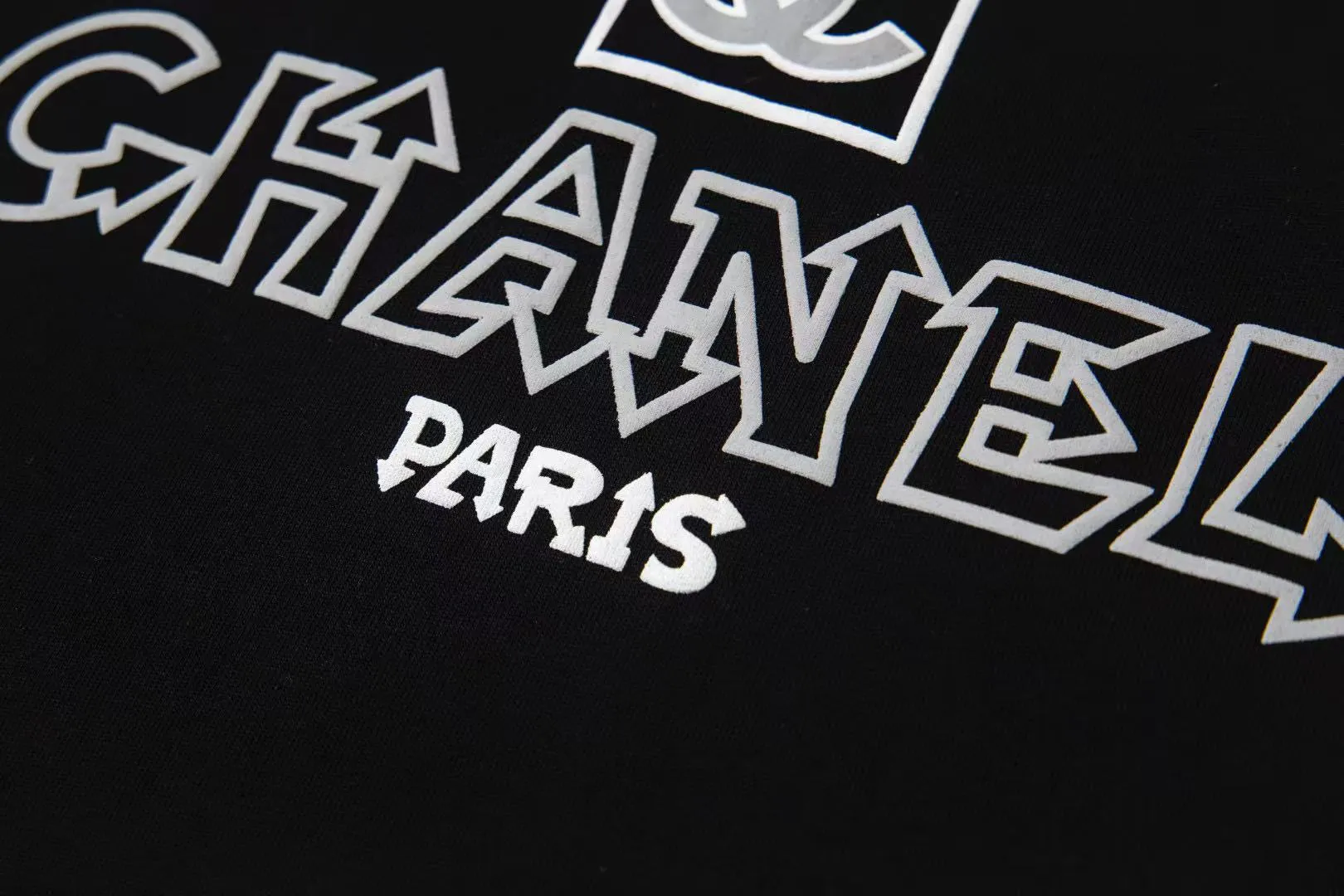 🅿️170 CHanel/Chanel 25ss logo couple style short-sleeved T-shirt. The fabric is 260g double sand pure cotton. It feels very comfortable, fashionable and personalized. It is a super versatile and good-looking T-shirt. It is very suitable for both men and women. It is a must-have for everyone. Packaging, tag, collar label, washed wheat, complete 👍 Color: black, white Size: XS-L