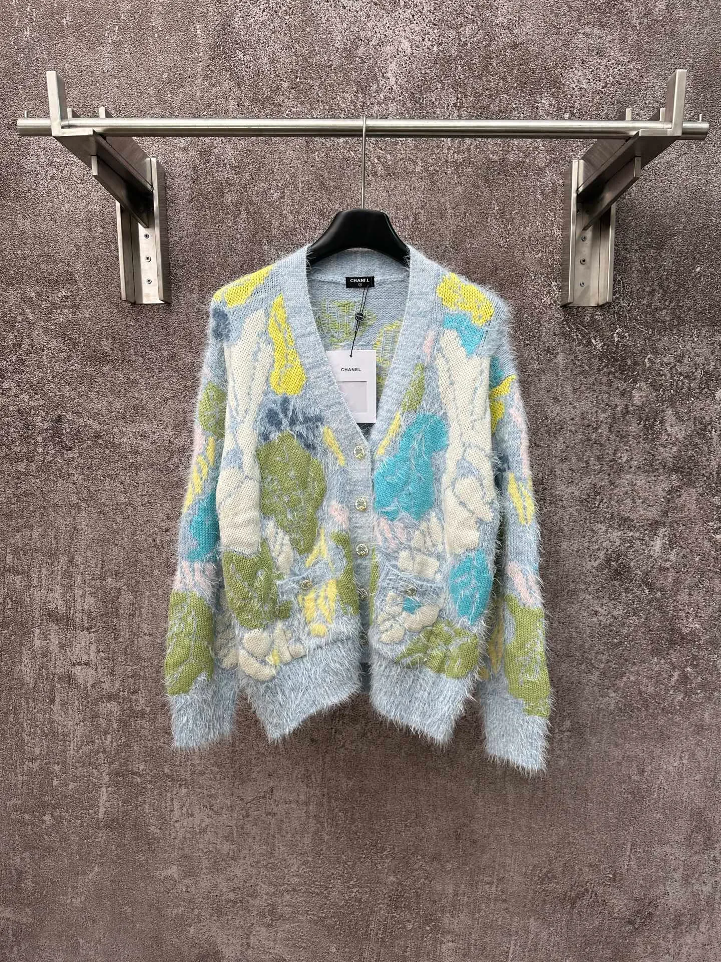 🅿️620 Chanel floral knitted cardigan, light blue background with yellow, green, blue and white multi-color printing, fresh and natural flower pattern. The fabric is made of 52% cashmere blend, which is soft, comfortable and has a delicate feel. V-neck design, long-sleeved style, loose fit. The floral pattern is fresh and elegant, and is embellished with gold buttons, giving it a high-end feel.  Size: S M L