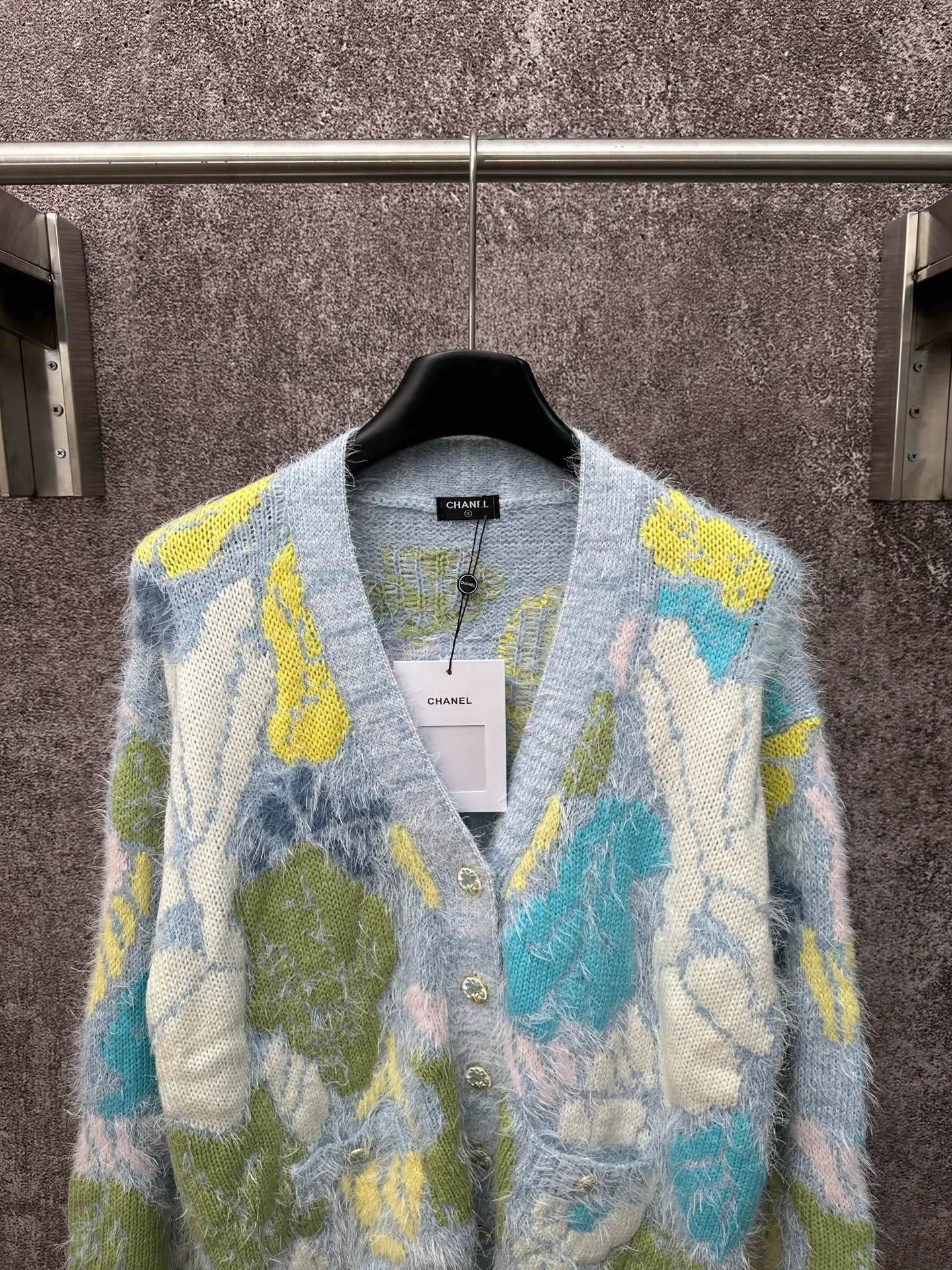 🅿️620 Chanel floral knitted cardigan, light blue background with yellow, green, blue and white multi-color printing, fresh and natural flower pattern. The fabric is made of 52% cashmere blend, which is soft, comfortable and has a delicate feel. V-neck design, long-sleeved style, loose fit. The floral pattern is fresh and elegant, and is embellished with gold buttons, giving it a high-end feel.  Size: S M L