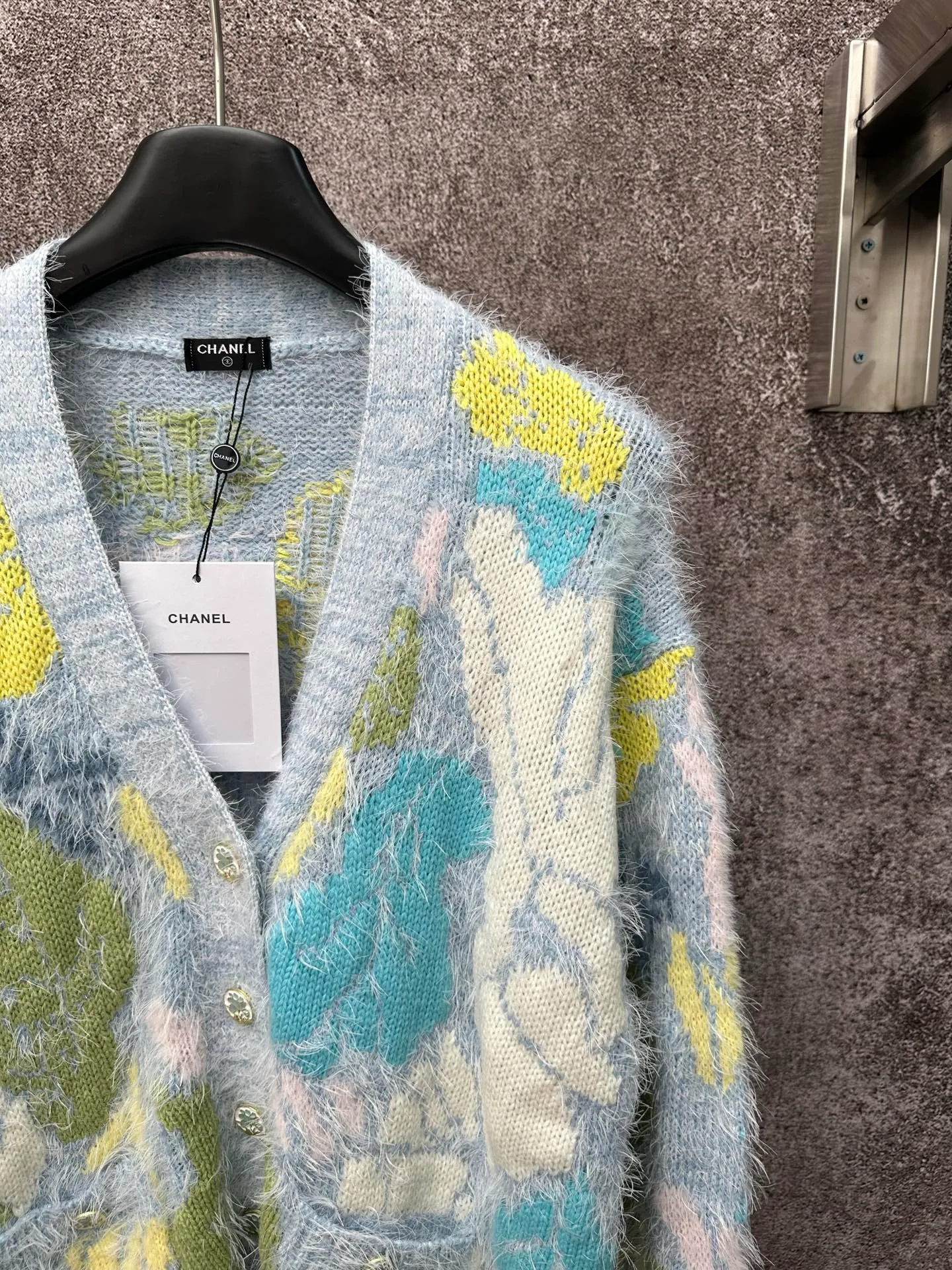 🅿️620 Chanel floral knitted cardigan, light blue background with yellow, green, blue and white multi-color printing, fresh and natural flower pattern. The fabric is made of 52% cashmere blend, which is soft, comfortable and has a delicate feel. V-neck design, long-sleeved style, loose fit. The floral pattern is fresh and elegant, and is embellished with gold buttons, giving it a high-end feel.  Size: S M L