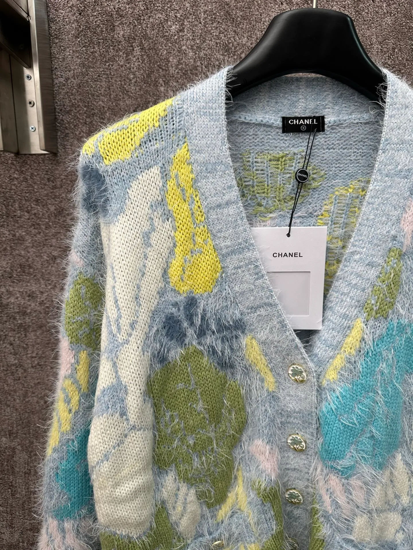 🅿️620 Chanel floral knitted cardigan, light blue background with yellow, green, blue and white multi-color printing, fresh and natural flower pattern. The fabric is made of 52% cashmere blend, which is soft, comfortable and has a delicate feel. V-neck design, long-sleeved style, loose fit. The floral pattern is fresh and elegant, and is embellished with gold buttons, giving it a high-end feel.  Size: S M L