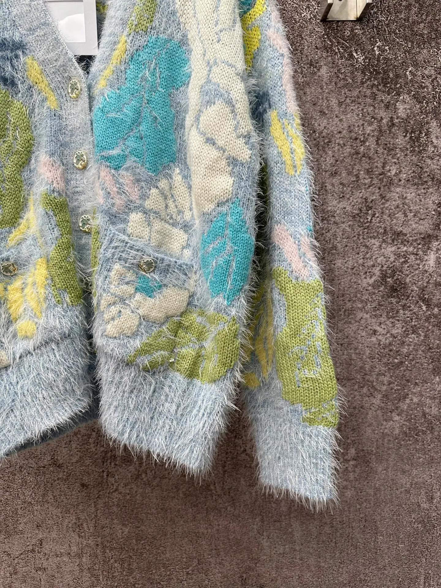 🅿️620 Chanel floral knitted cardigan, light blue background with yellow, green, blue and white multi-color printing, fresh and natural flower pattern. The fabric is made of 52% cashmere blend, which is soft, comfortable and has a delicate feel. V-neck design, long-sleeved style, loose fit. The floral pattern is fresh and elegant, and is embellished with gold buttons, giving it a high-end feel.  Size: S M L