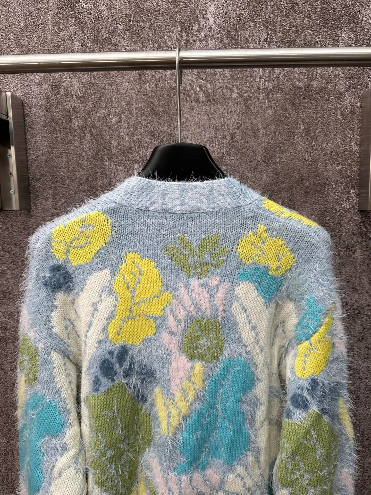 🅿️620 Chanel floral knitted cardigan, light blue background with yellow, green, blue and white multi-color printing, fresh and natural flower pattern. The fabric is made of 52% cashmere blend, which is soft, comfortable and has a delicate feel. V-neck design, long-sleeved style, loose fit. The floral pattern is fresh and elegant, and is embellished with gold buttons, giving it a high-end feel.  Size: S M L