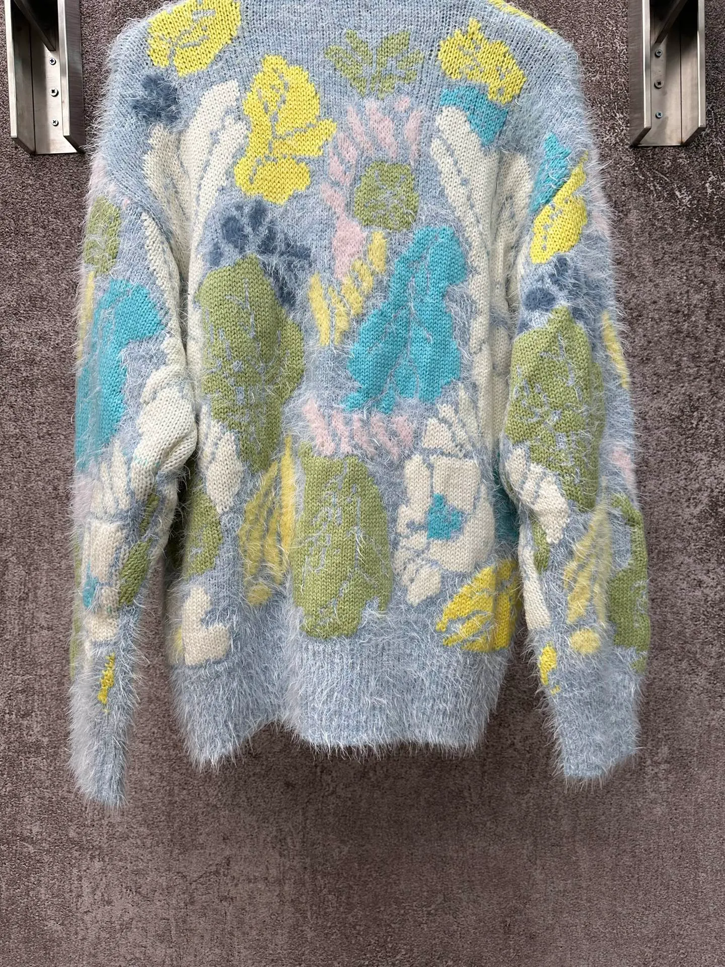 🅿️620 Chanel floral knitted cardigan, light blue background with yellow, green, blue and white multi-color printing, fresh and natural flower pattern. The fabric is made of 52% cashmere blend, which is soft, comfortable and has a delicate feel. V-neck design, long-sleeved style, loose fit. The floral pattern is fresh and elegant, and is embellished with gold buttons, giving it a high-end feel.  Size: S M L