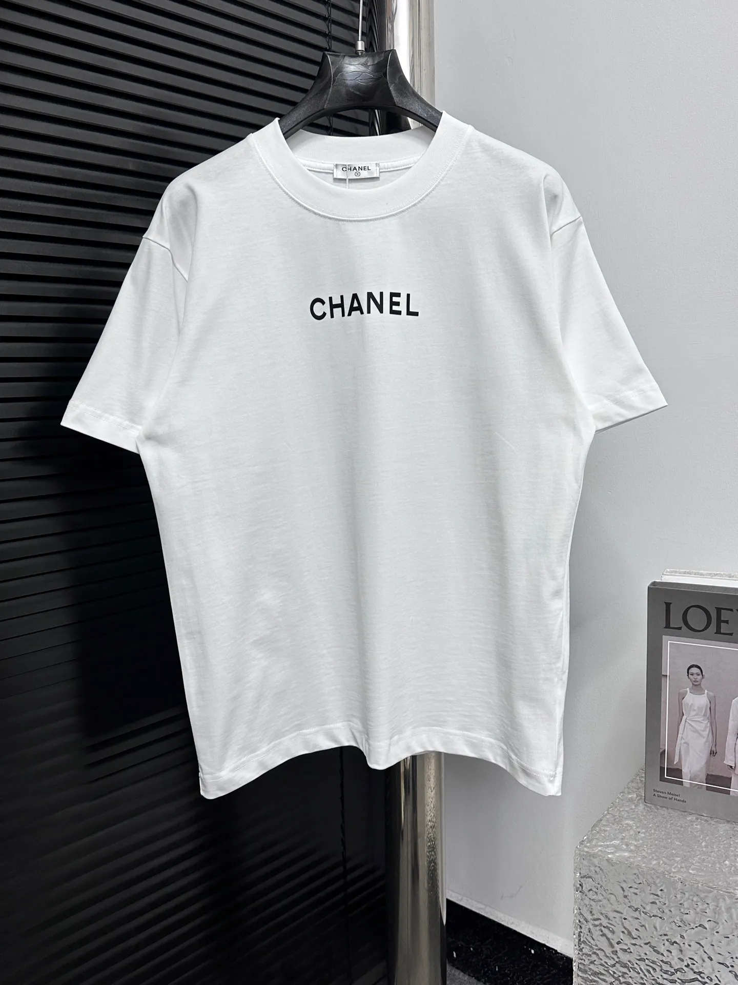 🅿️170 [CHanel] Chanel 25ss logo couple style short-sleeved T-shirt. The fabric is 260g double sand pure cotton. It feels very comfortable, fashionable and personalized. It is a super versatile and good-looking T-shirt. It is very suitable for both men and women. It is a must-have for everyone. Packaging, tag, collar label, washed wheat, complete👍 Color: black, white Size: XS-L