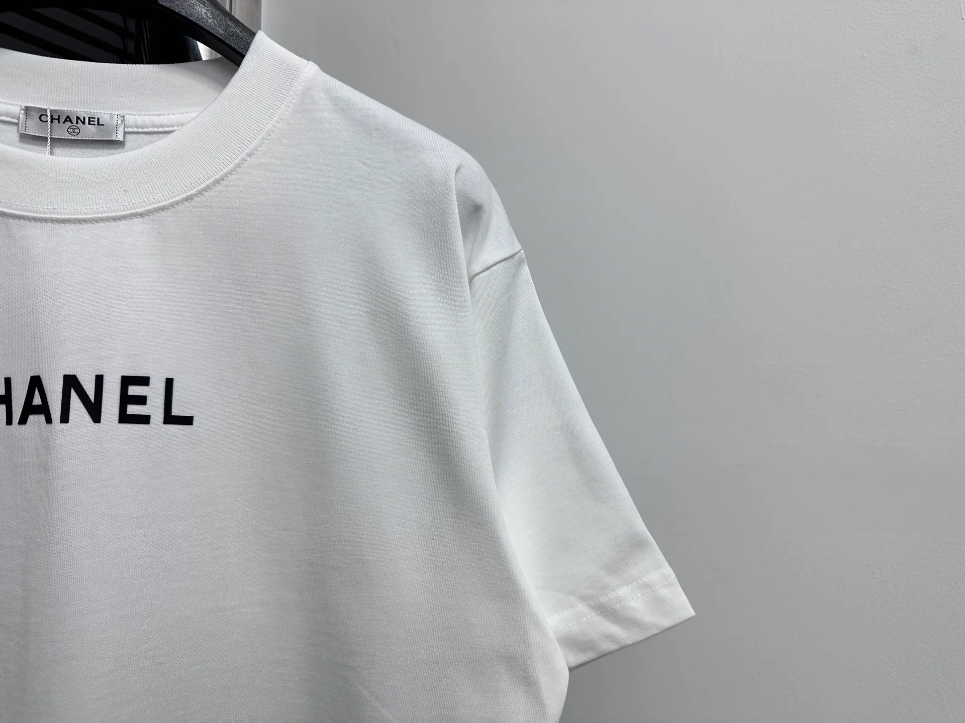 🅿️170 [CHanel] Chanel 25ss logo couple style short-sleeved T-shirt. The fabric is 260g double sand pure cotton. It feels very comfortable, fashionable and personalized. It is a super versatile and good-looking T-shirt. It is very suitable for both men and women. It is a must-have for everyone. Packaging, tag, collar label, washed wheat, complete👍 Color: black, white Size: XS-L