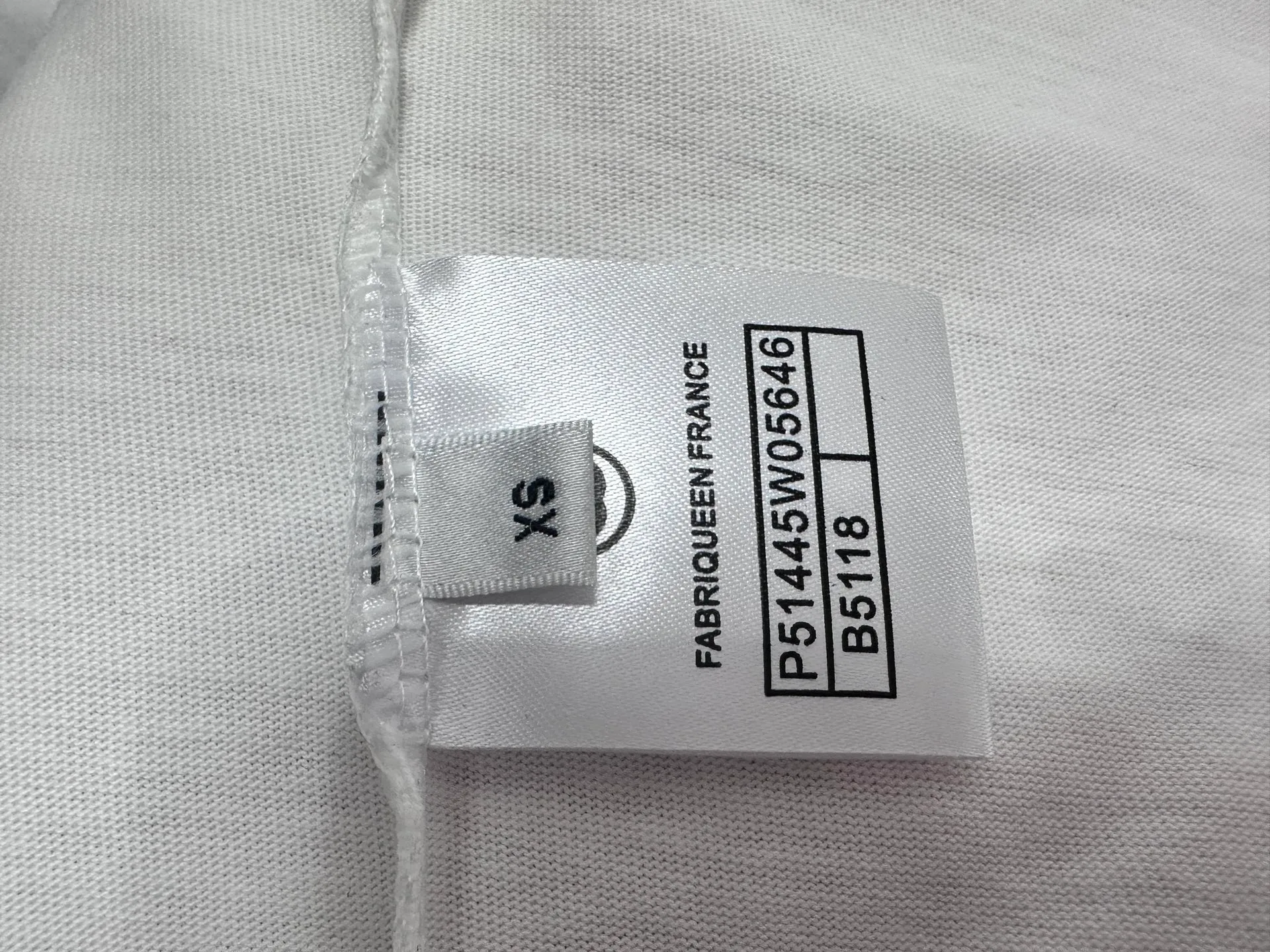 🅿️170 [CHanel] Chanel 25ss logo couple style short-sleeved T-shirt. The fabric is 260g double sand pure cotton. It feels very comfortable, fashionable and personalized. It is a super versatile and good-looking T-shirt. It is very suitable for both men and women. It is a must-have for everyone. Packaging, tag, collar label, washed wheat, complete👍 Color: black, white Size: XS-L
