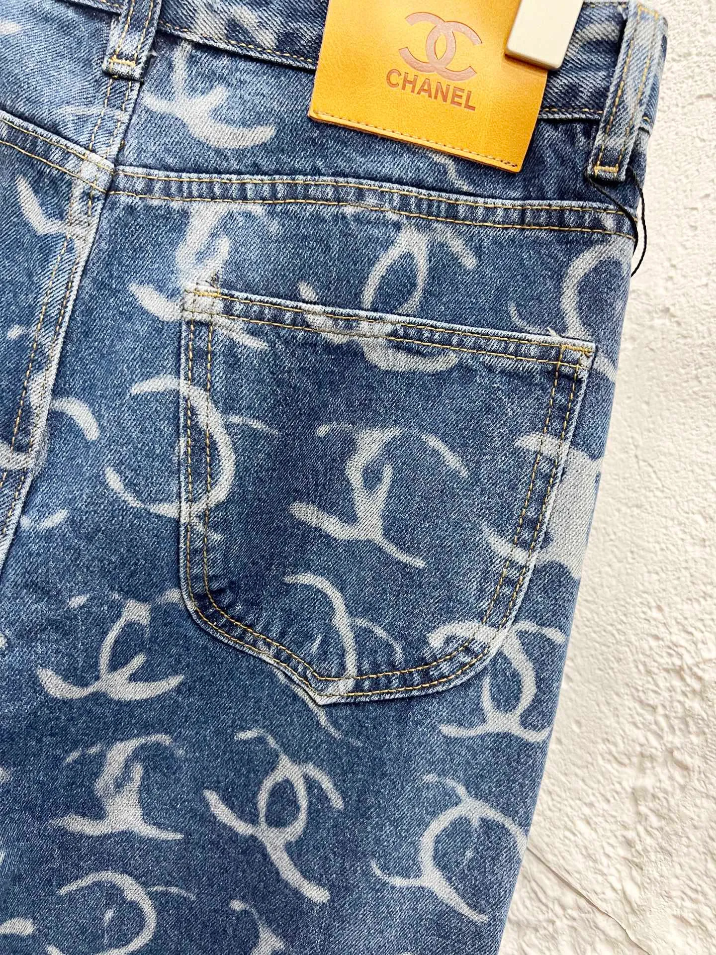 🅿️260 Style No.: 895 CHANEL & Chanel CH classic full-print logo jeans ⚠Original purchase and development process to produce a higher version. Made of washed denim fabric. Special washing process and tie-dyeing step. Washed many times to make the denim evenly distressed. The distressing process is flawless. The process is very cumbersome. Each paving material has the brand logo. Three labels are complete. Color: blue Size: M L Xl XXL