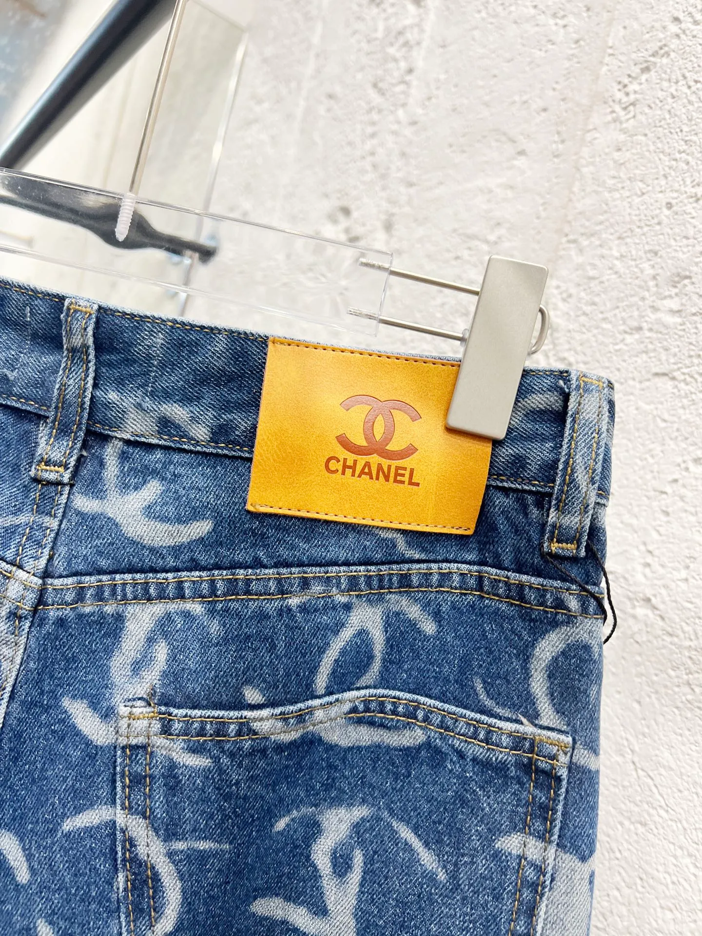 🅿️260 Style No.: 895 CHANEL & Chanel CH classic full-print logo jeans ⚠Original purchase and development process to produce a higher version. Made of washed denim fabric. Special washing process and tie-dyeing step. Washed many times to make the denim evenly distressed. The distressing process is flawless. The process is very cumbersome. Each paving material has the brand logo. Three labels are complete. Color: blue Size: M L Xl XXL