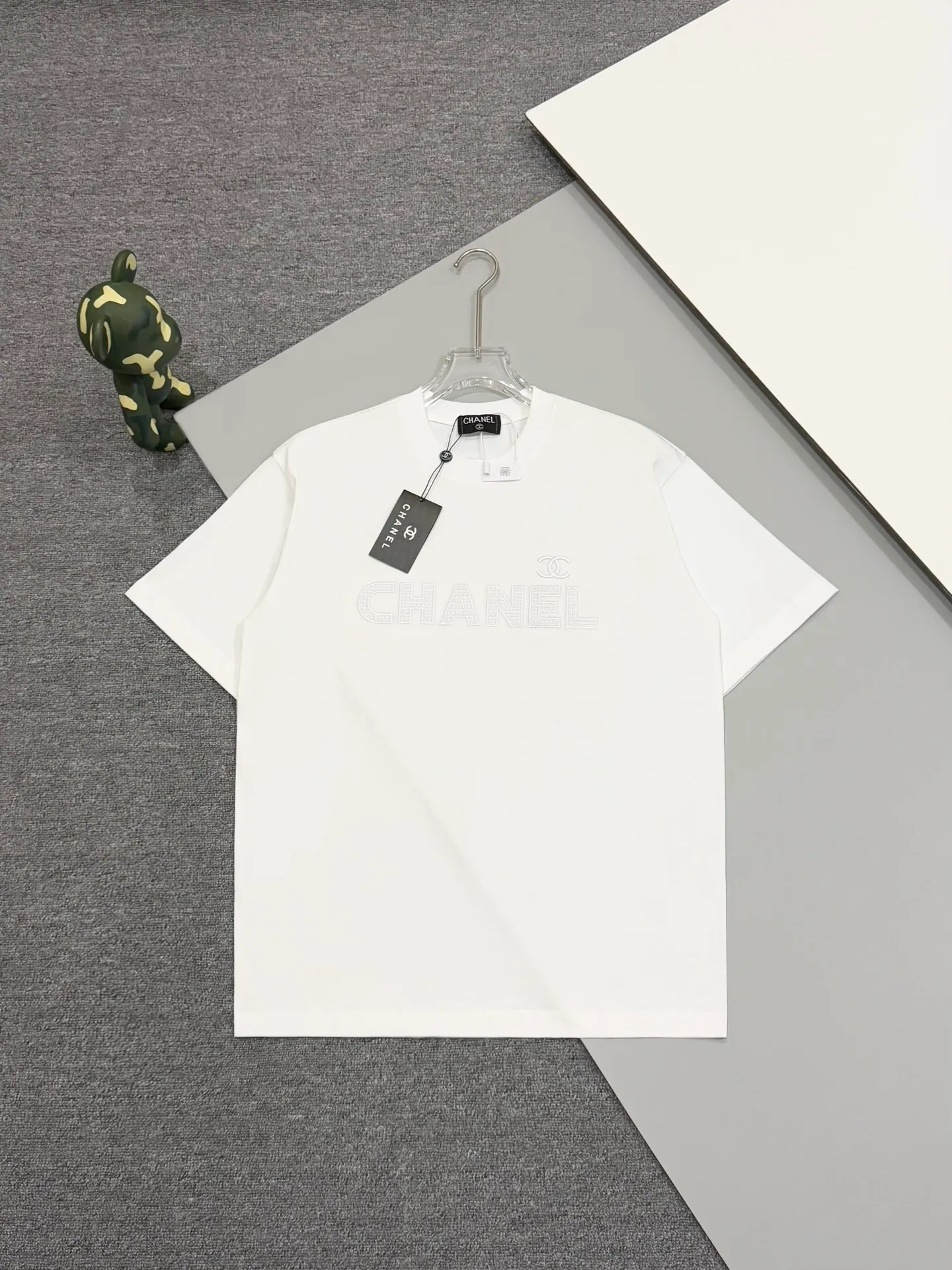 🅿️190 [High quality] Chanel 25ss spring and summer new style. The front panel is vacuum embroidered with a personalized English logo, and the back panel is embroidered with a small fragrance logo to form a round-neck short-sleeved T-shirt with a personalized street design style. The fabric is made of 32 counts of 280g fine cotton double yarn fabric. The original fabric is the same official style. Customized vat-dyed fabric. It feels very comfortable. The latest brick cabinet synchronization in spring and summer. Fashionable and individual. It is super versatile and good-looking. It is very suitable for both men and women. It is a must-have for everyone. Hang tag, collar label, washed wheat, complete with three labels. Color: black. White Size: S to XL