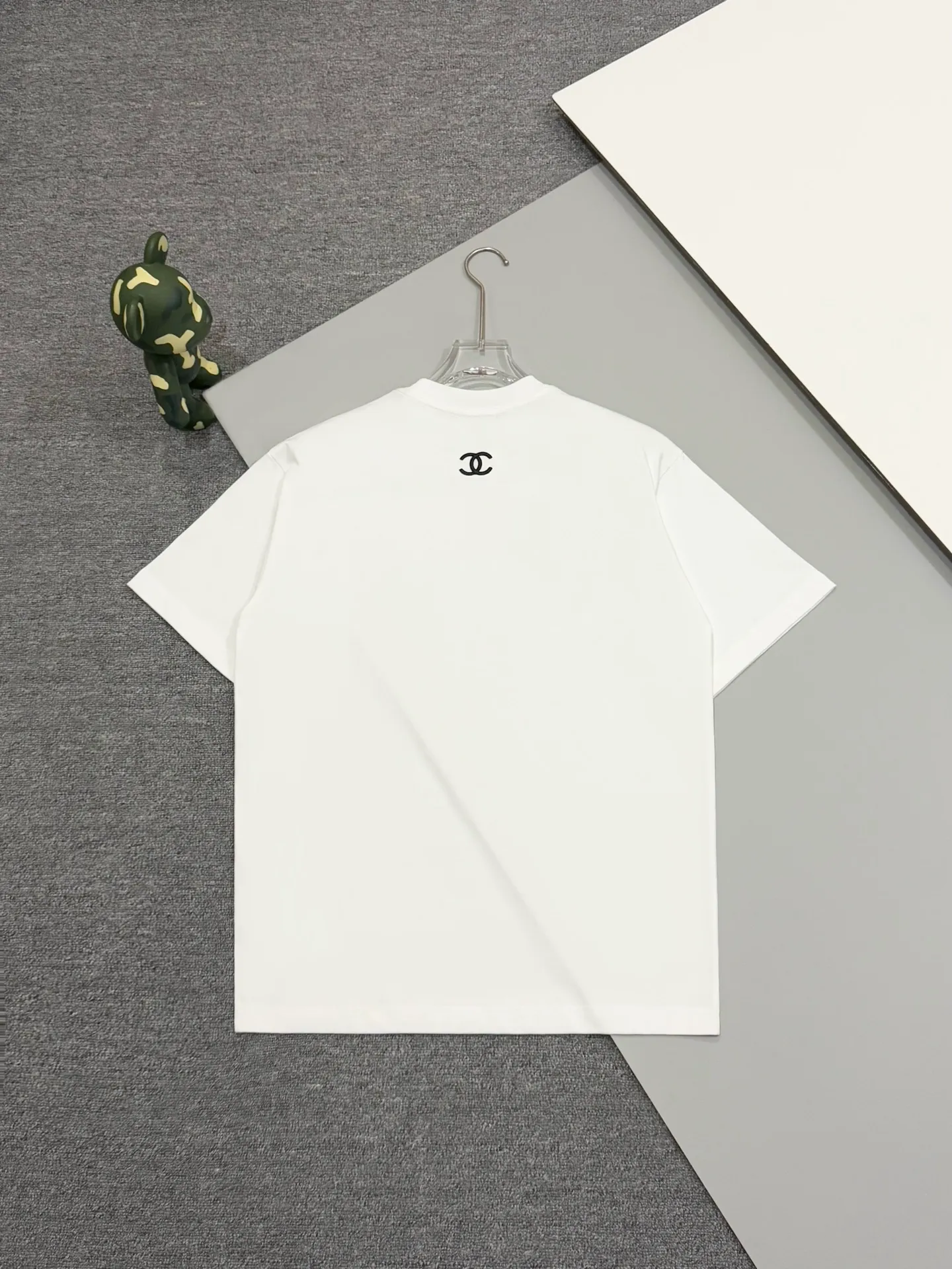 🅿️190 [High quality] Chanel 25ss spring and summer new style. The front panel is vacuum embroidered with a personalized English logo, and the back panel is embroidered with a small fragrance logo to form a round-neck short-sleeved T-shirt with a personalized street design style. The fabric is made of 32 counts of 280g fine cotton double yarn fabric. The original fabric is the same official style. Customized vat-dyed fabric. It feels very comfortable. The latest brick cabinet synchronization in spring and summer. Fashionable and individual. It is super versatile and good-looking. It is very suitable for both men and women. It is a must-have for everyone. Hang tag, collar label, washed wheat, complete with three labels. Color: black. White Size: S to XL