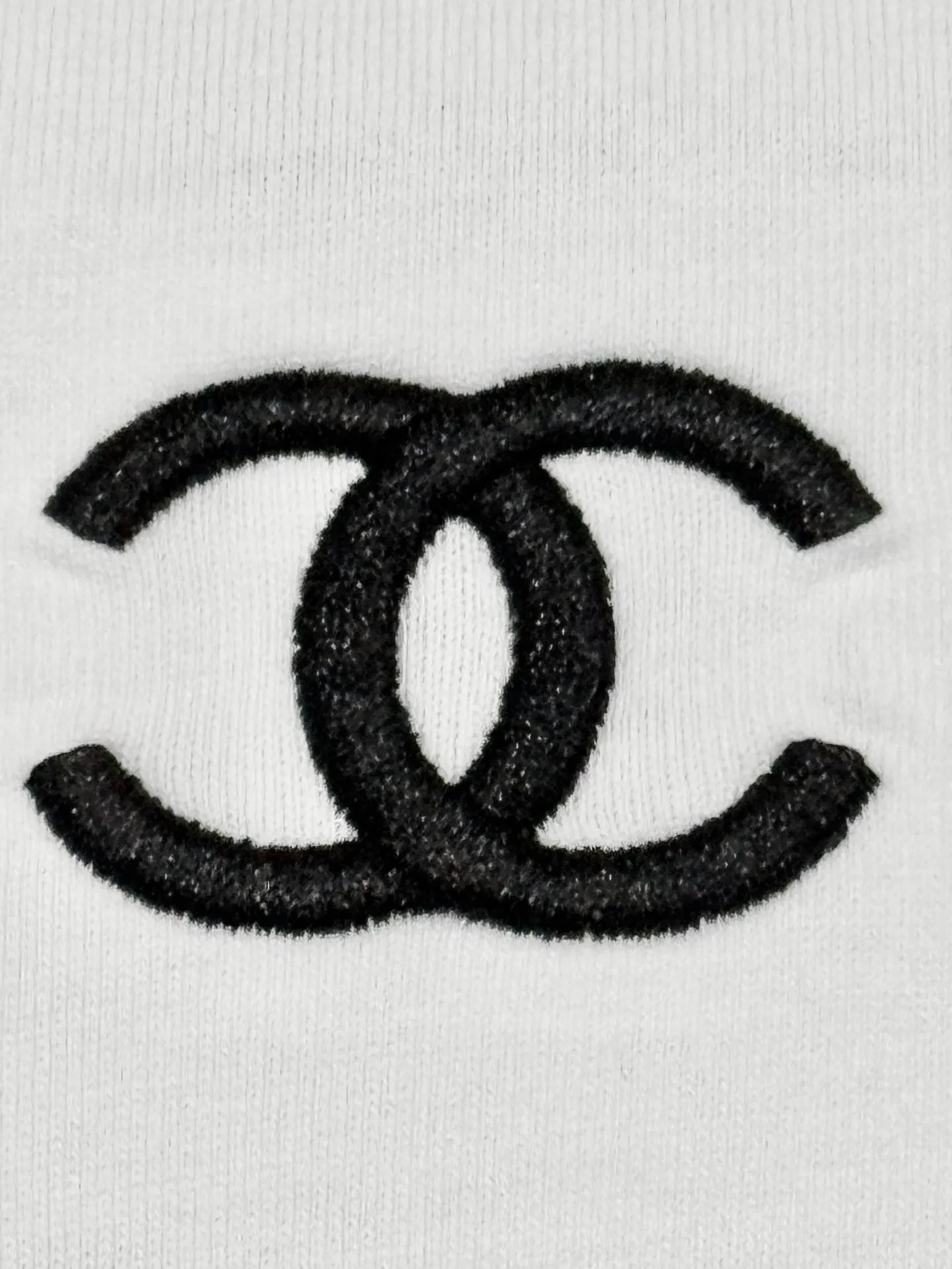 🅿️190 [High quality] Chanel 25ss spring and summer new style. The front panel is vacuum embroidered with a personalized English logo, and the back panel is embroidered with a small fragrance logo to form a round-neck short-sleeved T-shirt with a personalized street design style. The fabric is made of 32 counts of 280g fine cotton double yarn fabric. The original fabric is the same official style. Customized vat-dyed fabric. It feels very comfortable. The latest brick cabinet synchronization in spring and summer. Fashionable and individual. It is super versatile and good-looking. It is very suitable for both men and women. It is a must-have for everyone. Hang tag, collar label, washed wheat, complete with three labels. Color: black. White Size: S to XL