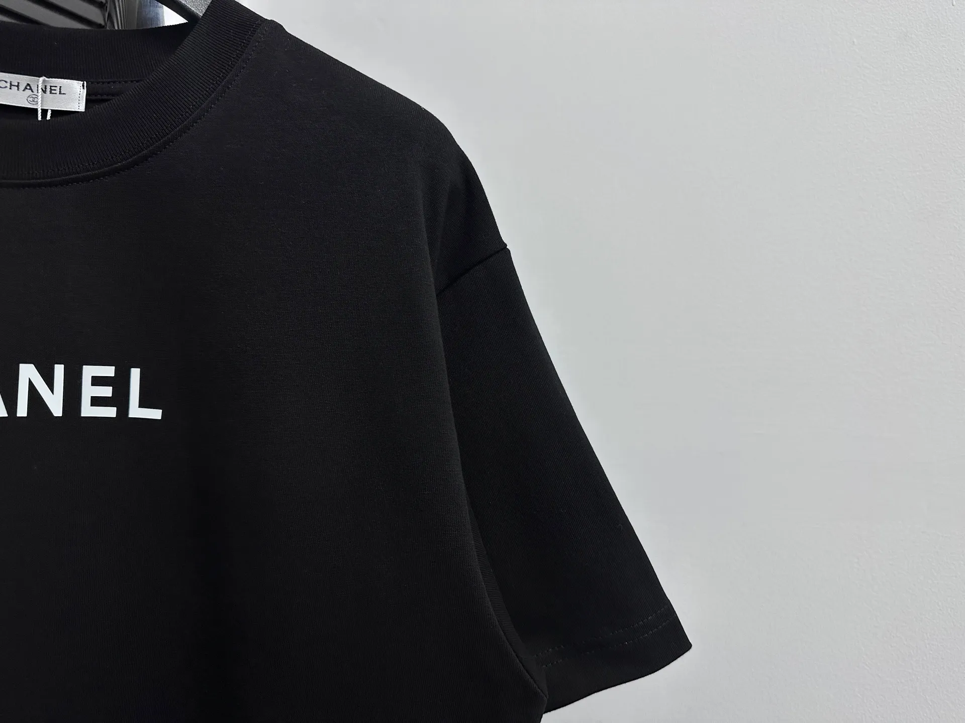 🅿️170 [CHanel] Chanel 25ss logo couple style short-sleeved T-shirt. The fabric is 260g double sand pure cotton. It feels very comfortable, fashionable and personalized. It is a super versatile and good-looking T-shirt. It is very suitable for both men and women. It is a must-have for everyone. Packaging, tag, collar label, washed wheat, complete👍 Color: black, white Size: XS-L