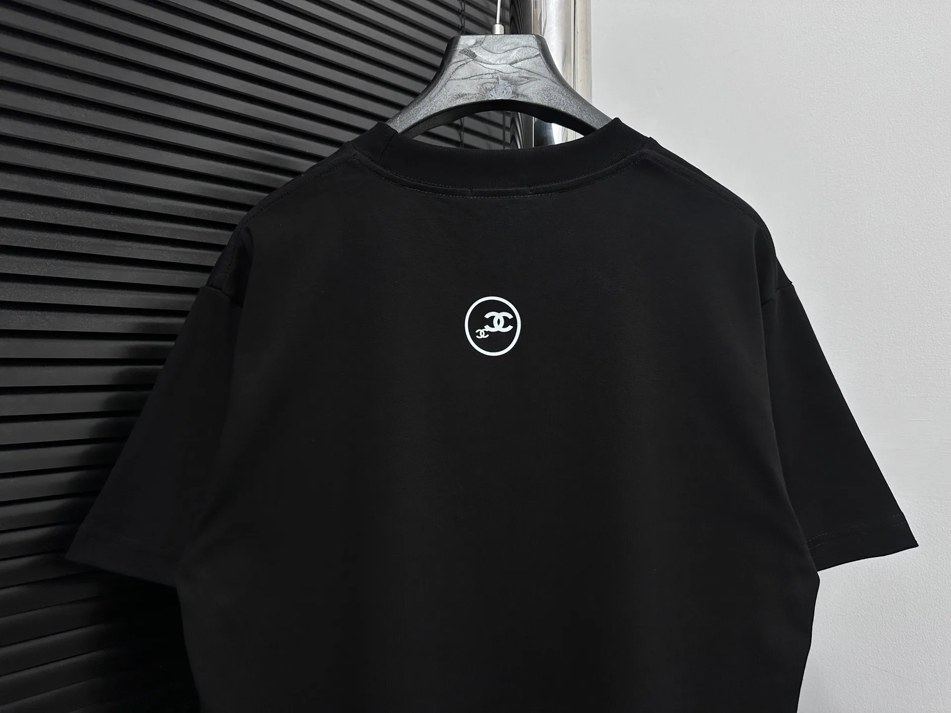 🅿️170 [CHanel] Chanel 25ss logo couple style short-sleeved T-shirt. The fabric is 260g double sand pure cotton. It feels very comfortable, fashionable and personalized. It is a super versatile and good-looking T-shirt. It is very suitable for both men and women. It is a must-have for everyone. Packaging, tag, collar label, washed wheat, complete👍 Color: black, white Size: XS-L