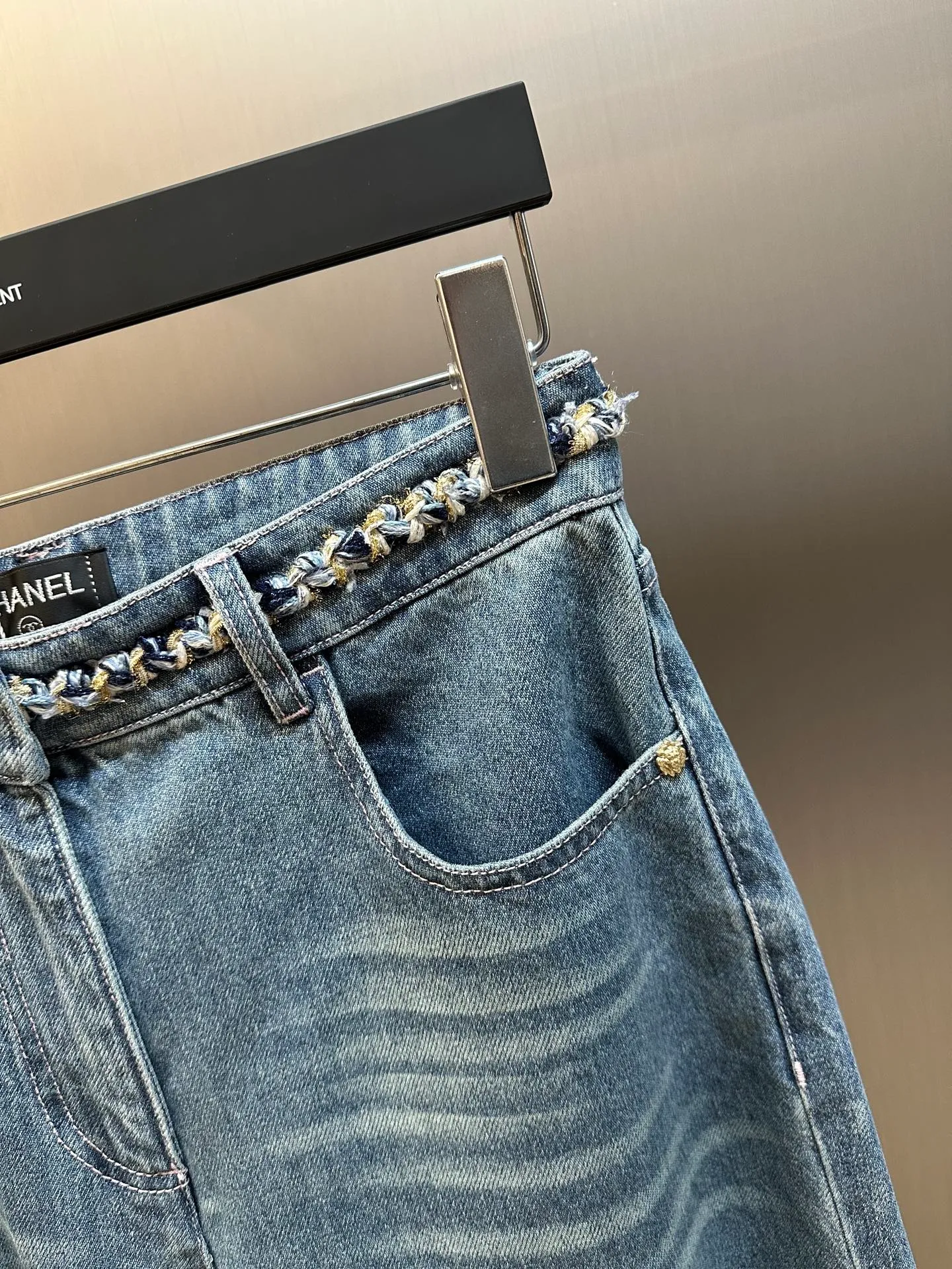 🅿️660 Chanel 25 nostalgic washed denim jeans, hand-woven belt decoration, super layering artifact! Customized enzyme washed denim fabric! A must-have item for Bai Fumei. The elegant lapel and double pocket H-shaped upper body makes your body look slimmer! High-weave organic cotton denim has a soft and delicate texture! Nostalgic retro wash with fashionable and high-end tone