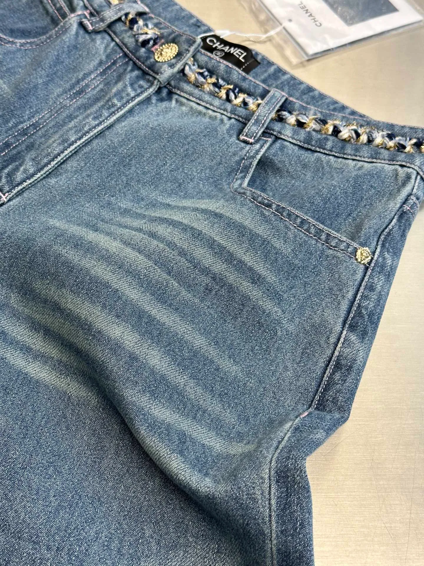 🅿️660 Chanel 25 nostalgic washed denim jeans, hand-woven belt decoration, super layering artifact! Customized enzyme washed denim fabric! A must-have item for Bai Fumei. The elegant lapel and double pocket H-shaped upper body makes your body look slimmer! High-weave organic cotton denim has a soft and delicate texture! Nostalgic retro wash with fashionable and high-end tone