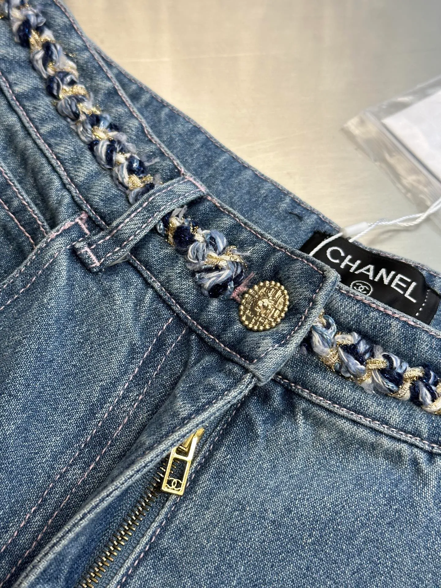 🅿️660 Chanel 25 nostalgic washed denim jeans, hand-woven belt decoration, super layering artifact! Customized enzyme washed denim fabric! A must-have item for Bai Fumei. The elegant lapel and double pocket H-shaped upper body makes your body look slimmer! High-weave organic cotton denim has a soft and delicate texture! Nostalgic retro wash with fashionable and high-end tone