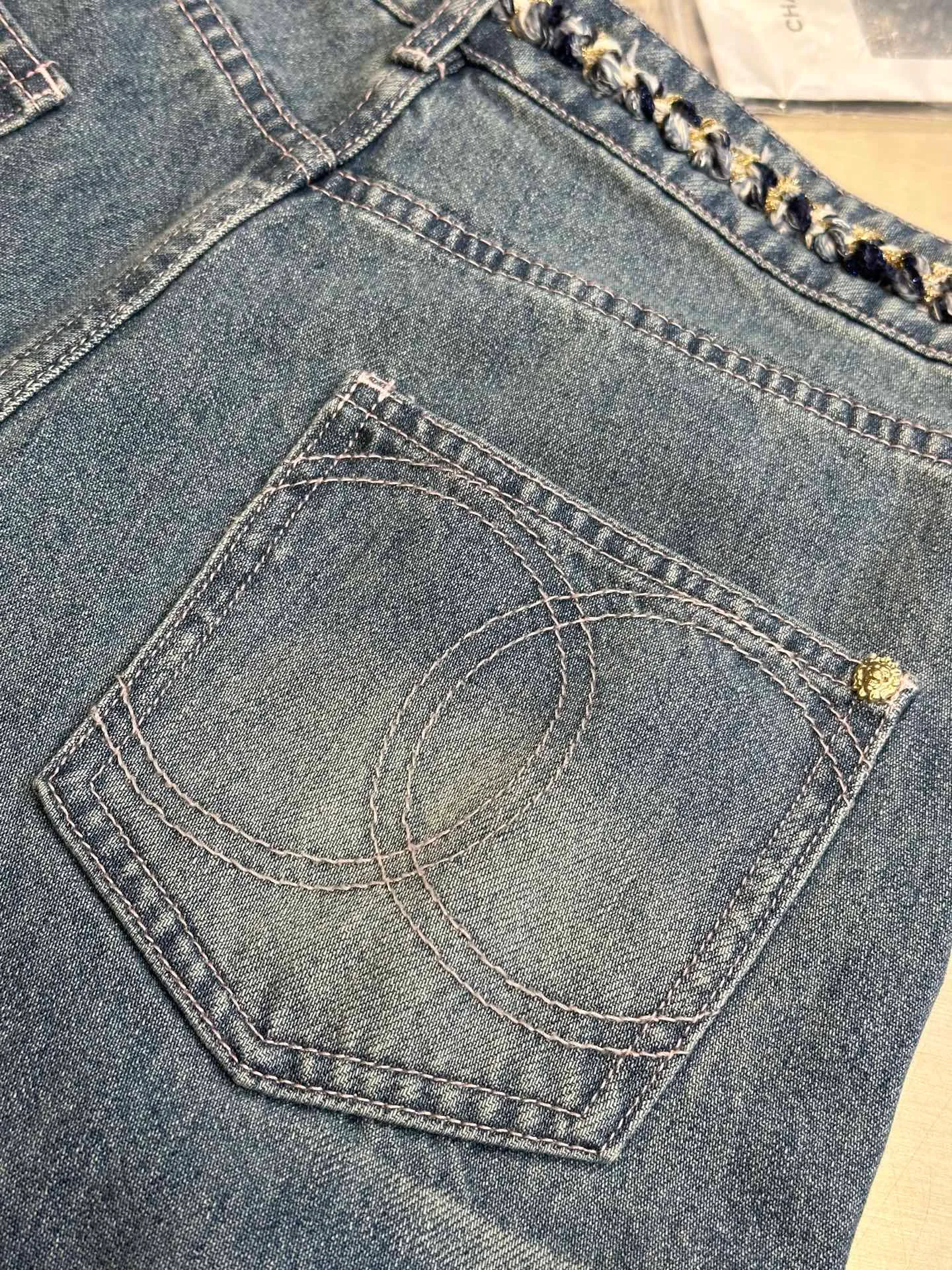 🅿️660 Chanel 25 nostalgic washed denim jeans, hand-woven belt decoration, super layering artifact! Customized enzyme washed denim fabric! A must-have item for Bai Fumei. The elegant lapel and double pocket H-shaped upper body makes your body look slimmer! High-weave organic cotton denim has a soft and delicate texture! Nostalgic retro wash with fashionable and high-end tone