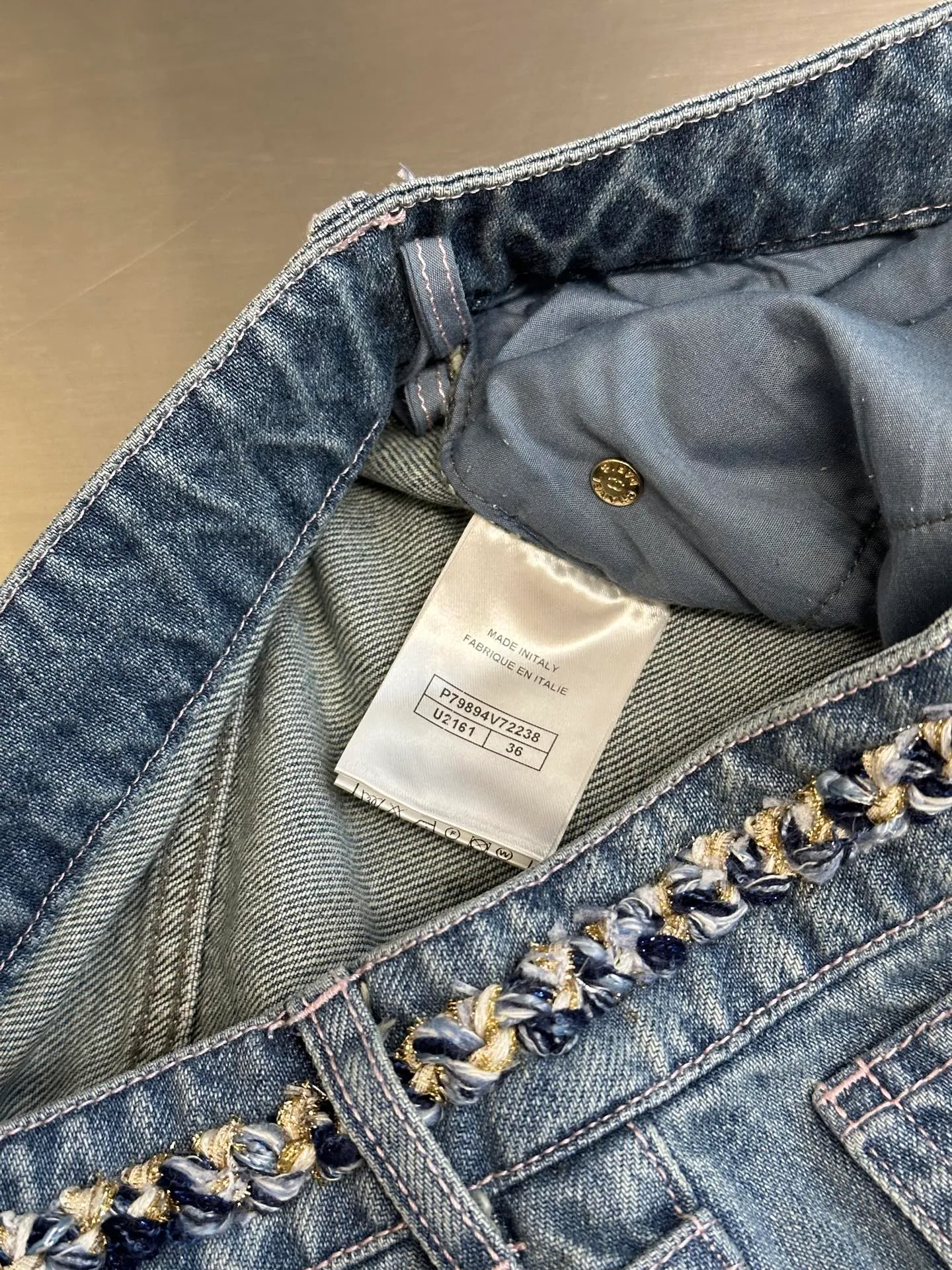 🅿️660 Chanel 25 nostalgic washed denim jeans, hand-woven belt decoration, super layering artifact! Customized enzyme washed denim fabric! A must-have item for Bai Fumei. The elegant lapel and double pocket H-shaped upper body makes your body look slimmer! High-weave organic cotton denim has a soft and delicate texture! Nostalgic retro wash with fashionable and high-end tone